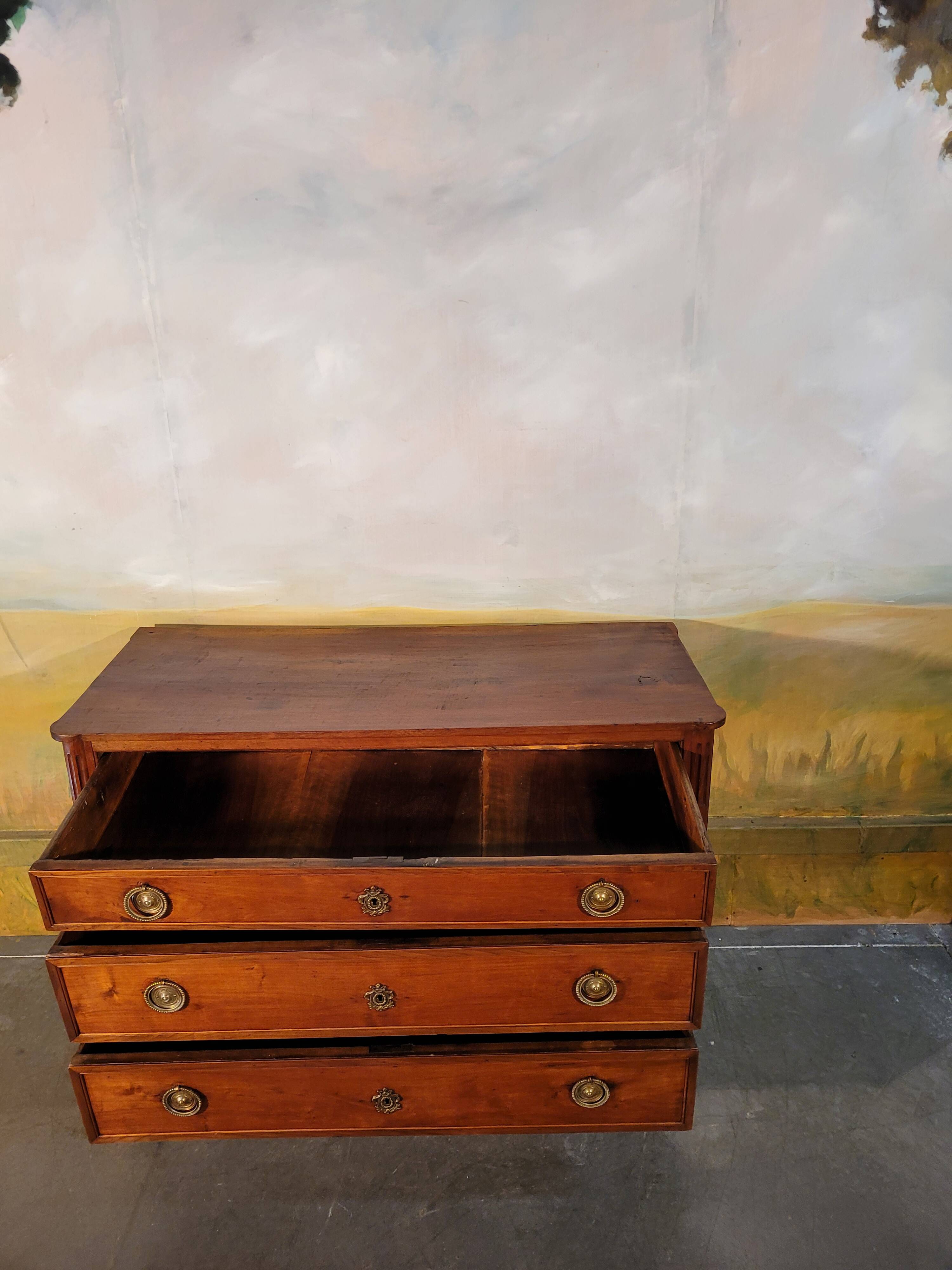 Petite commode époque Louis XVI en merisier