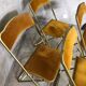Quatre chaises pliantes velours et laiton