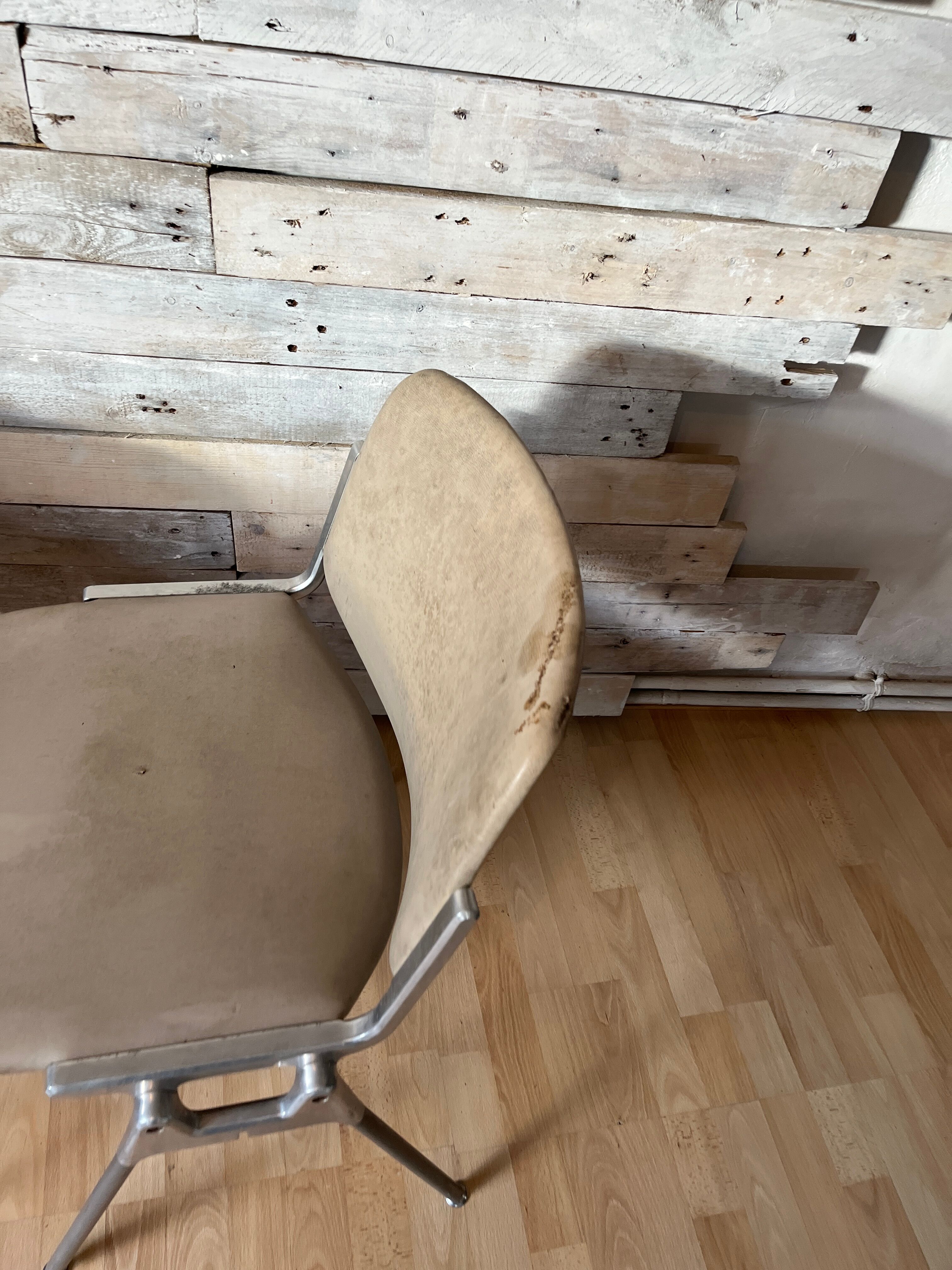 Pair of stackable chairs by Giancarlo Piretti for Castelli