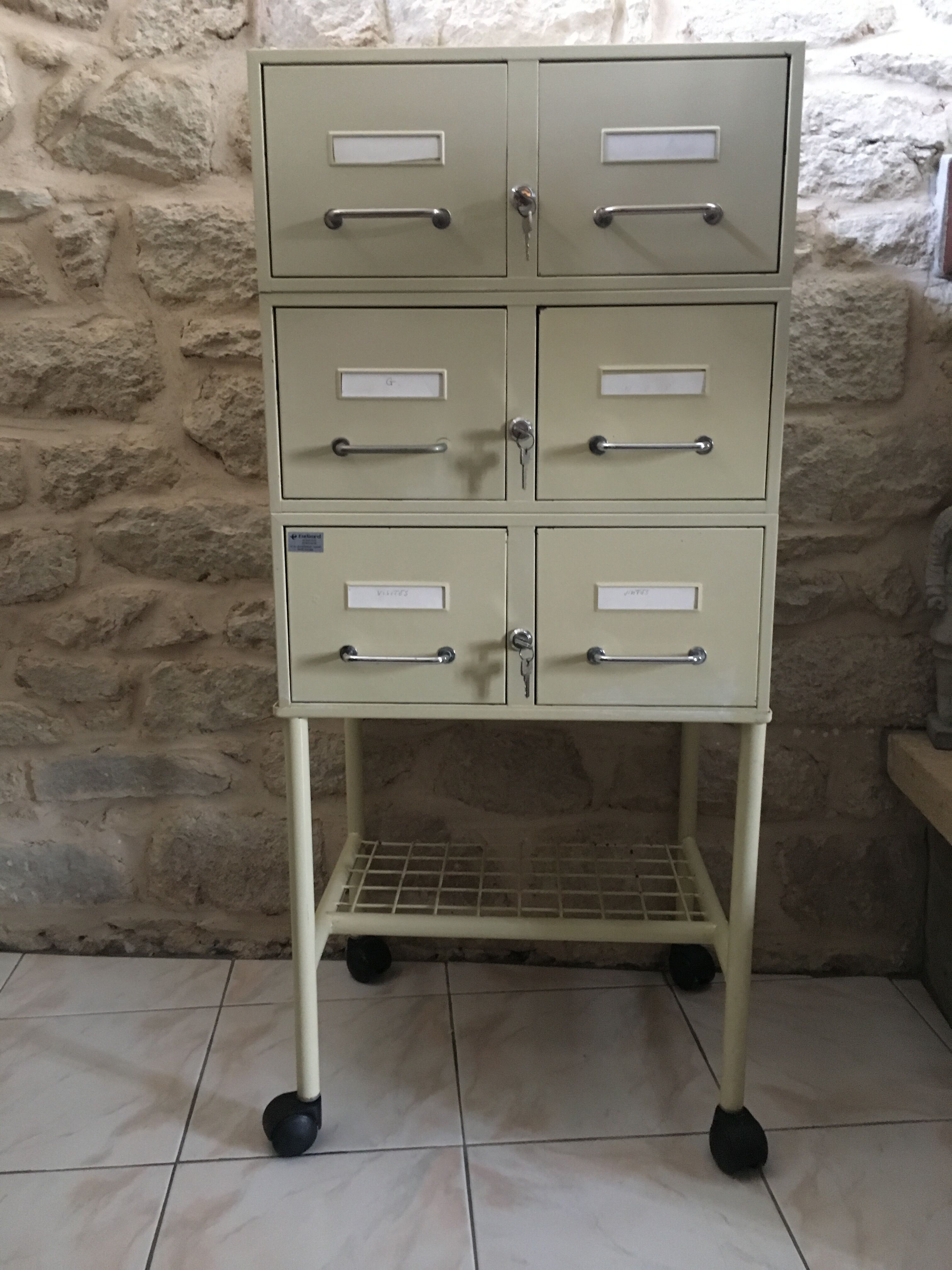 Casier métallique vintage sur roulettes