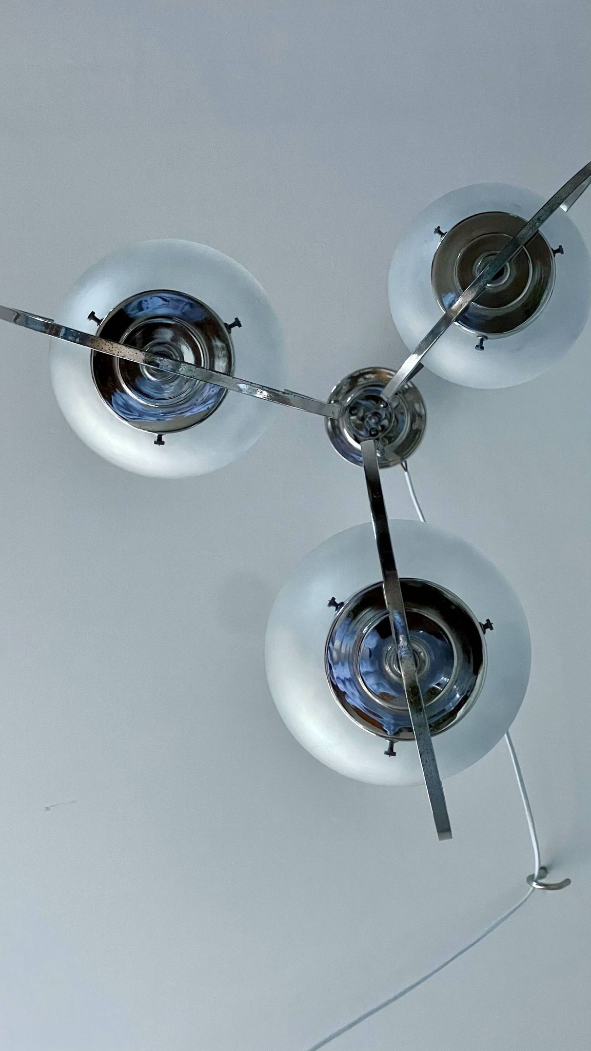 Lampe art déco en argent avec trois abat-jours en forme de sphère