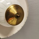 Lampe suspendue en verre avec abat-jour en métal laqué noir et base en laiton.
