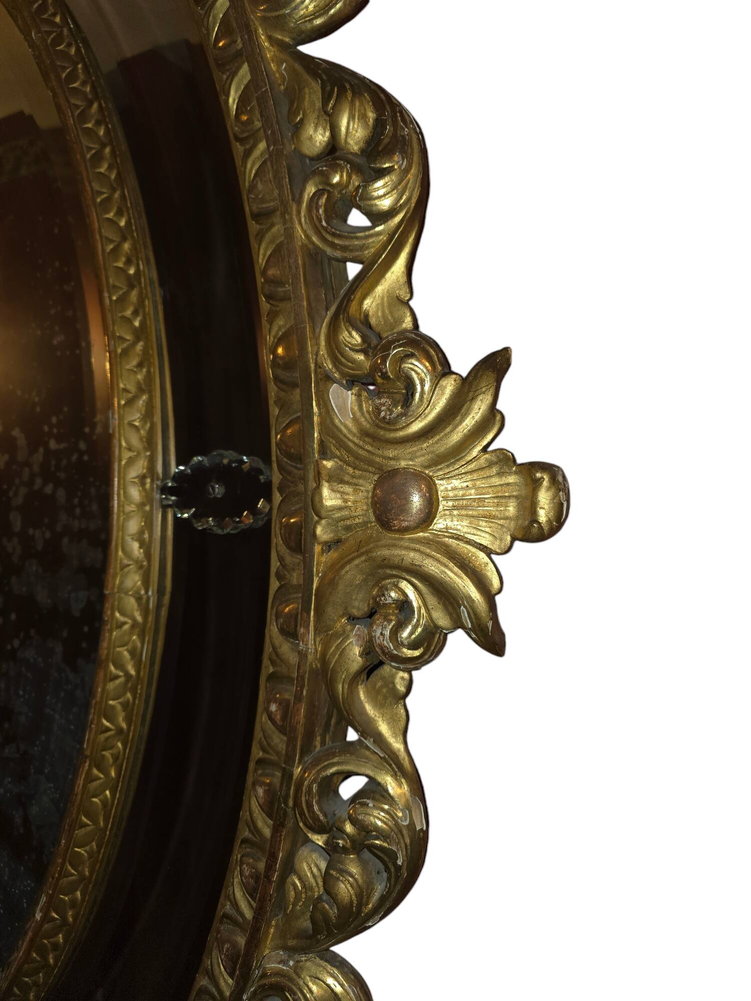 Oval mirror in gilded wood