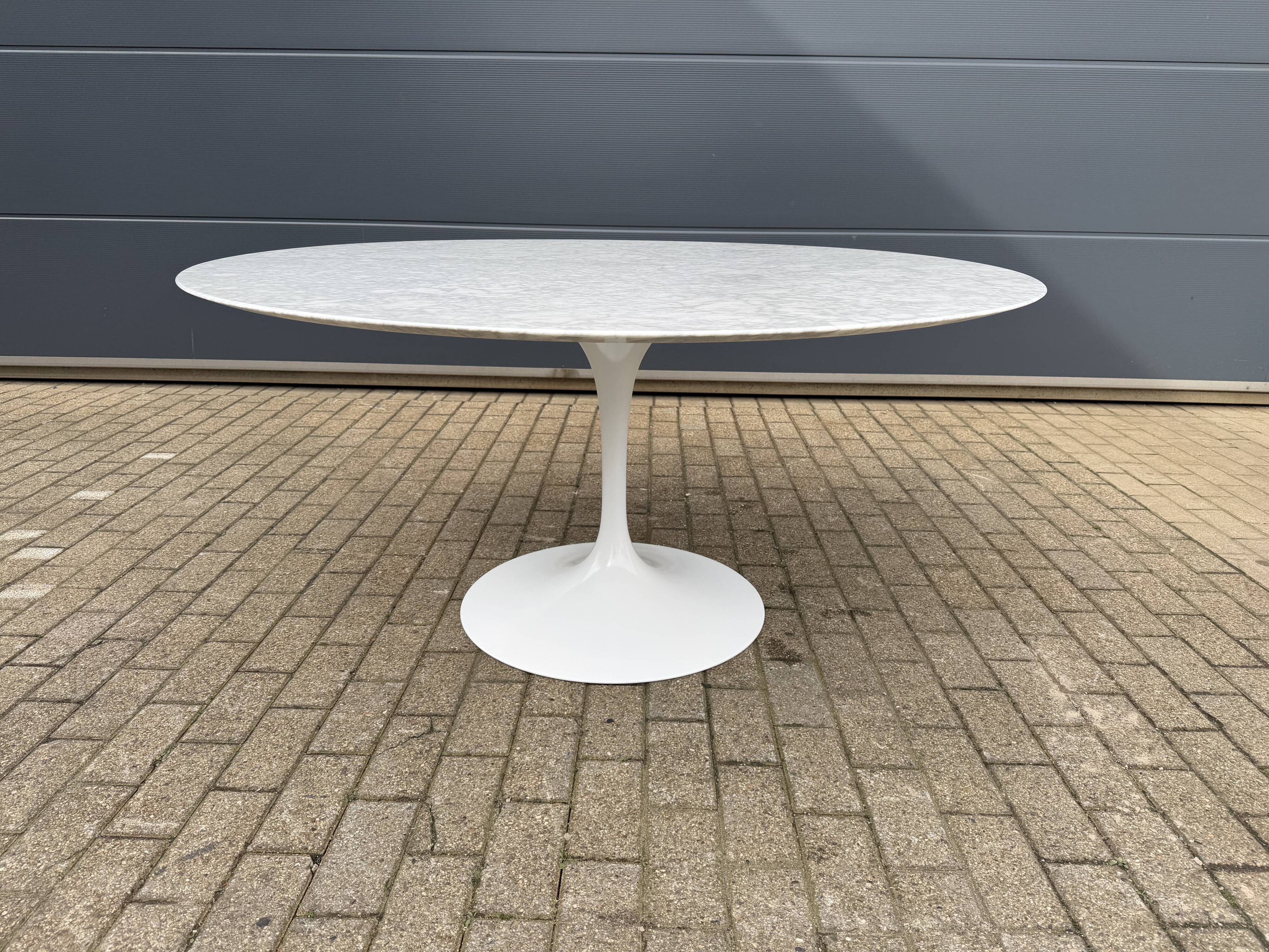 Original round dining table Knoll Tulip (152cm) Carrara