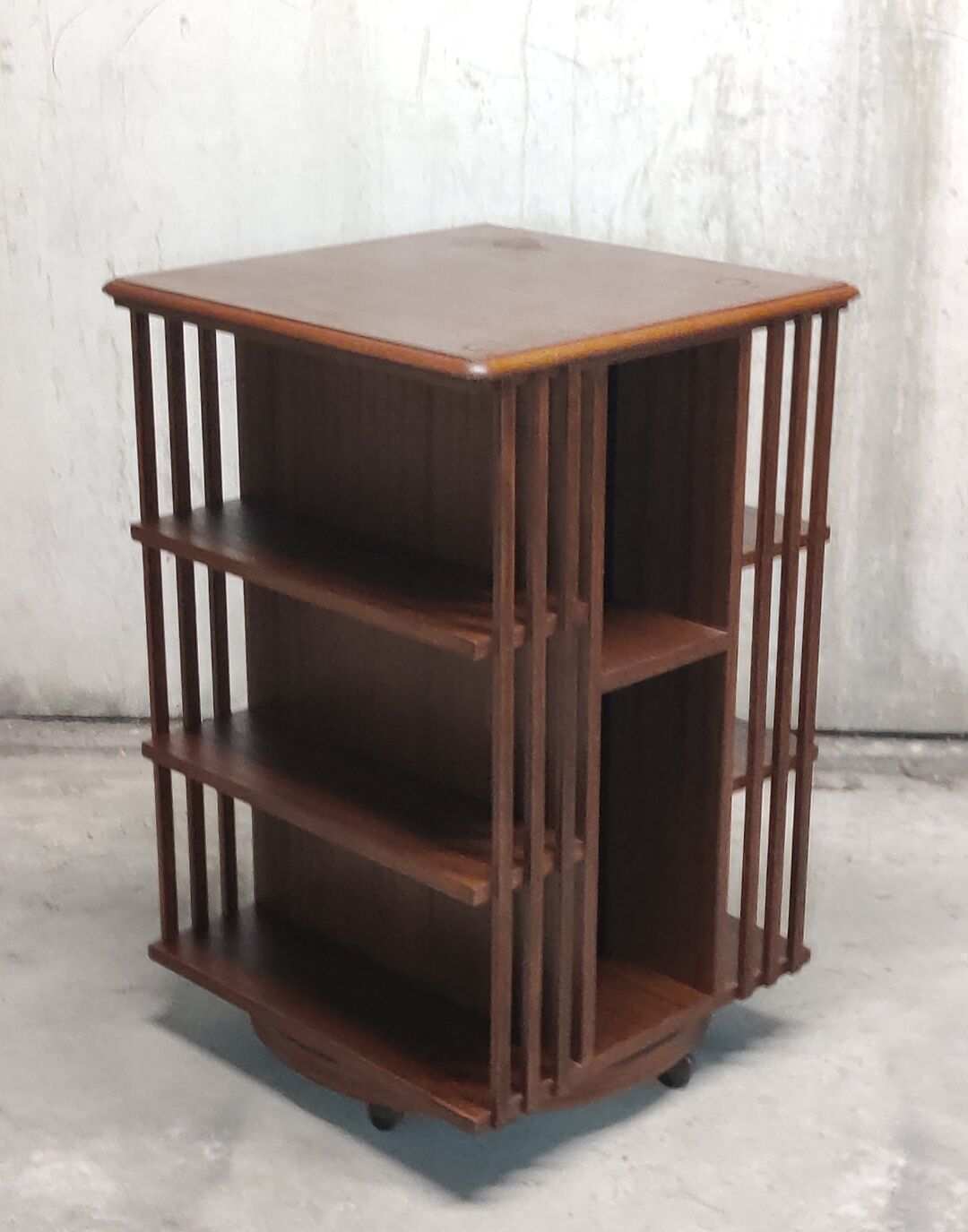 Rotating vintage library