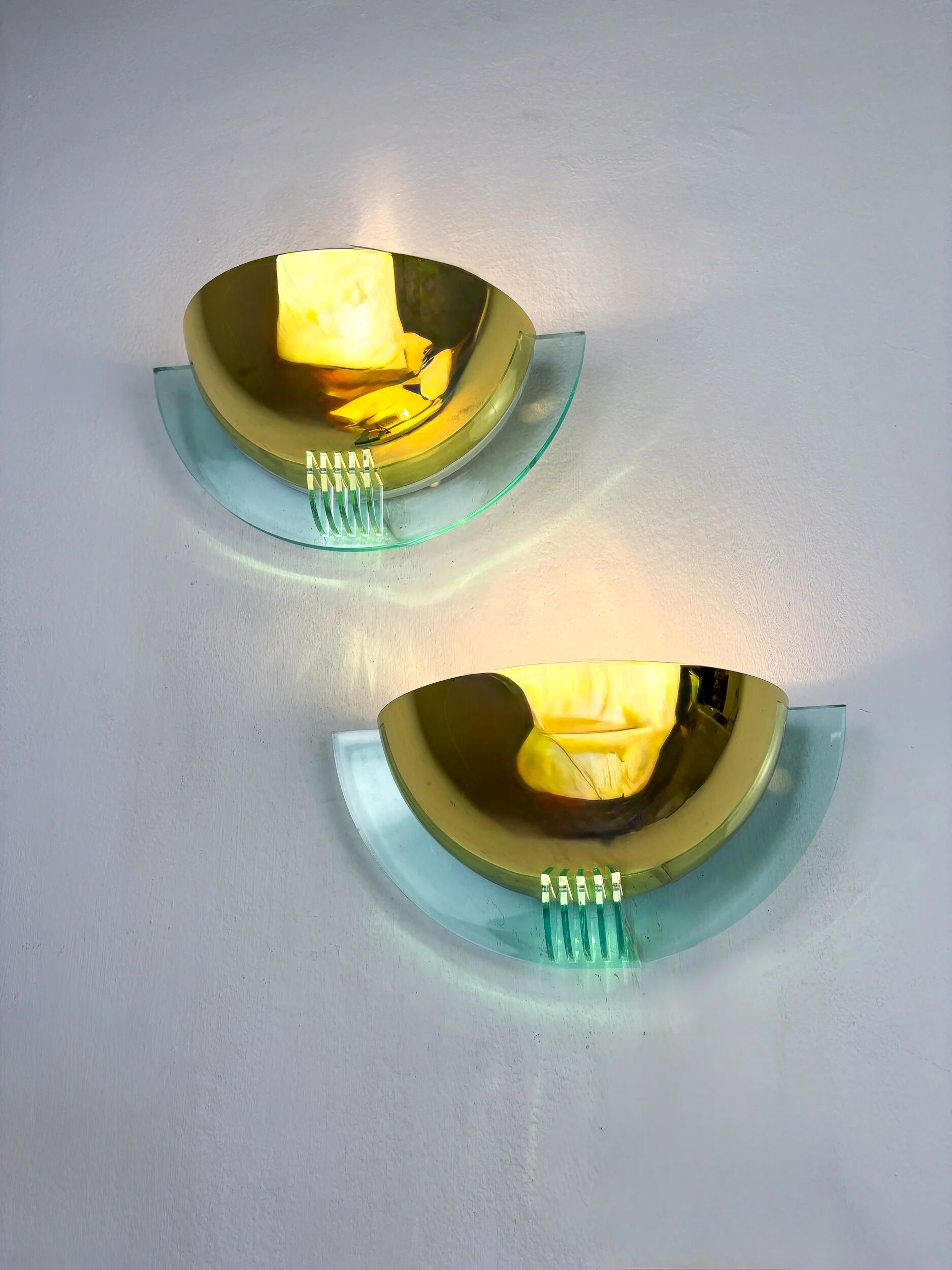 Paire d'appliques murales en demi-lune au design moderniste par Fase, Espagne, années 1980.