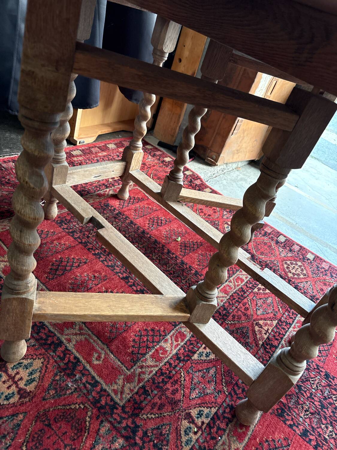 Gateleg table in chestnut wood – English Jacobean style – 1920/40