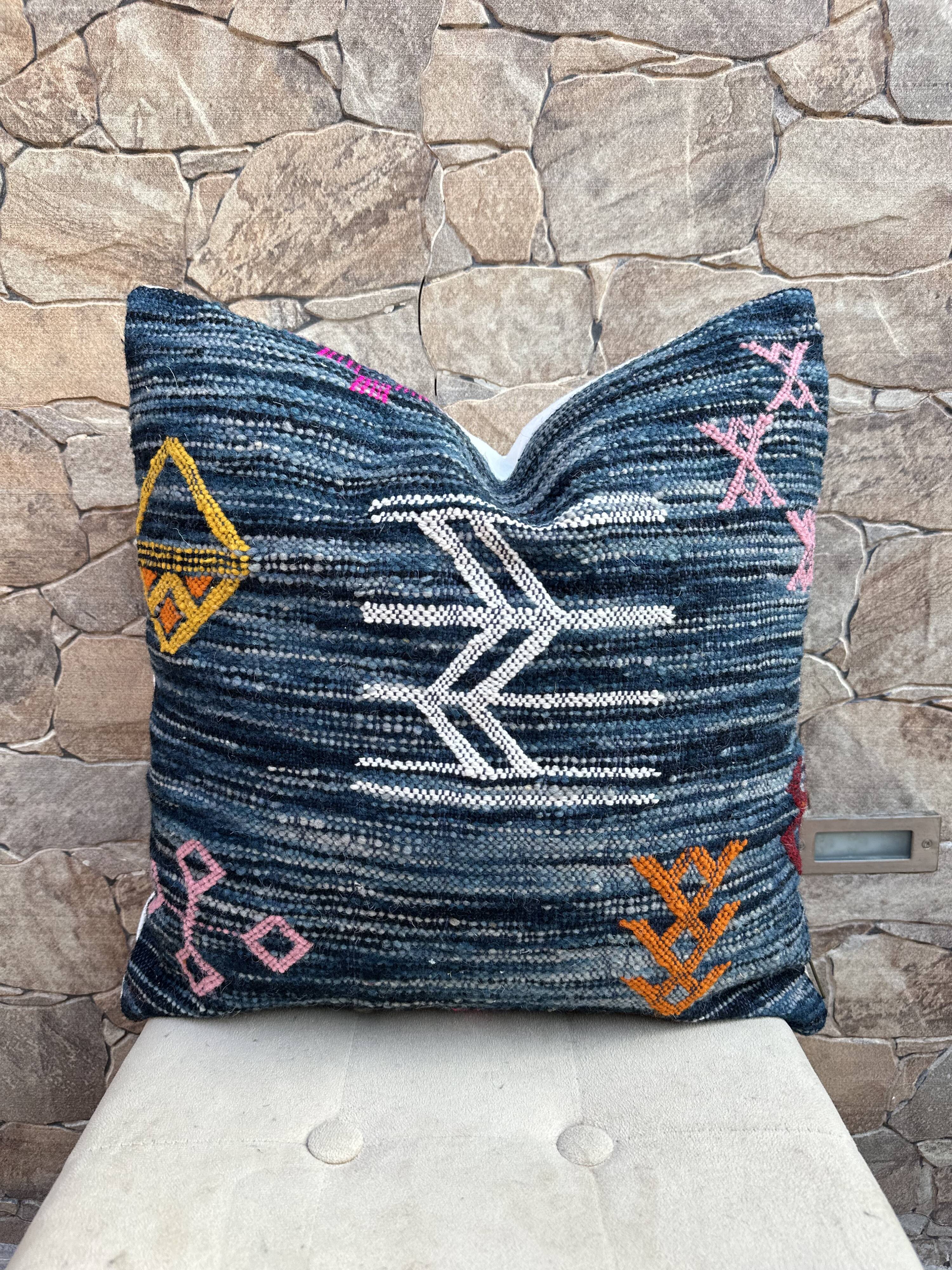 Moroccan Kilim cushion cover: Handmade wool cushion.