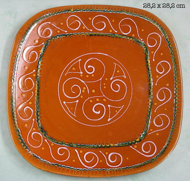 Earthenware dish with Celtic decoration