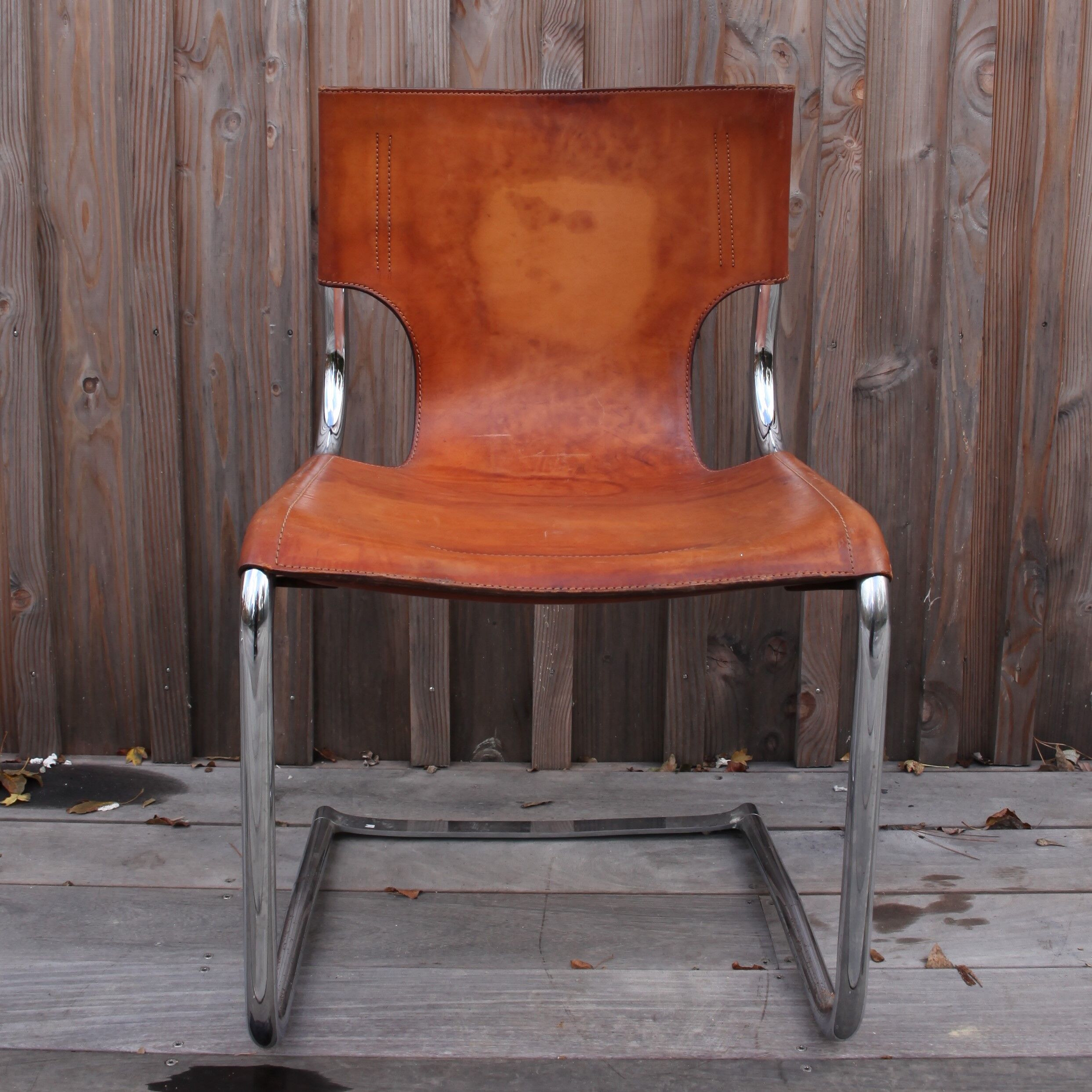 Suite de 4 chaises modèle 920 en chrome et cuir par Carlo Bartoli