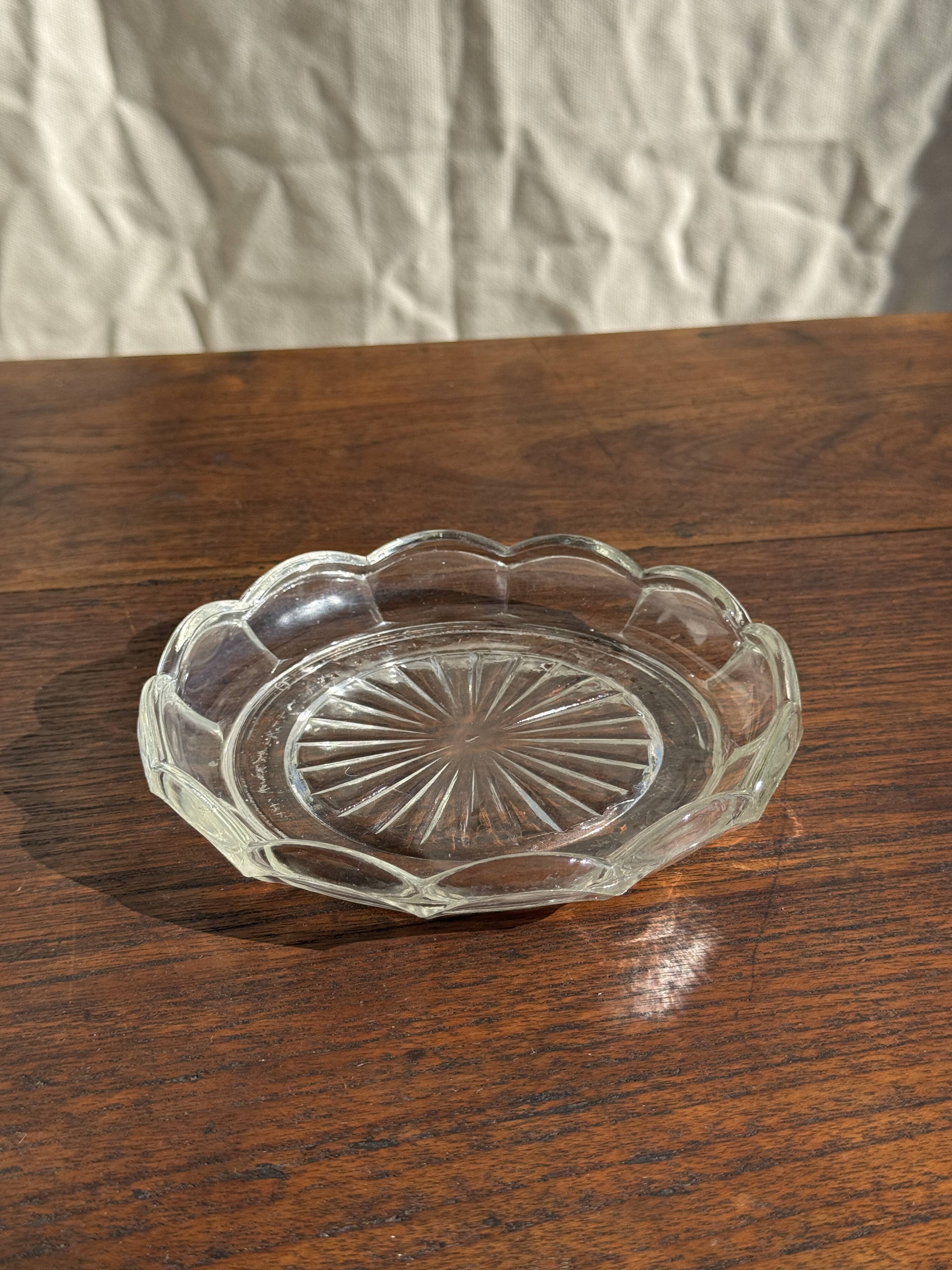 Cendrier vintage en verre moulé en forme de fleur D14 H2,5
