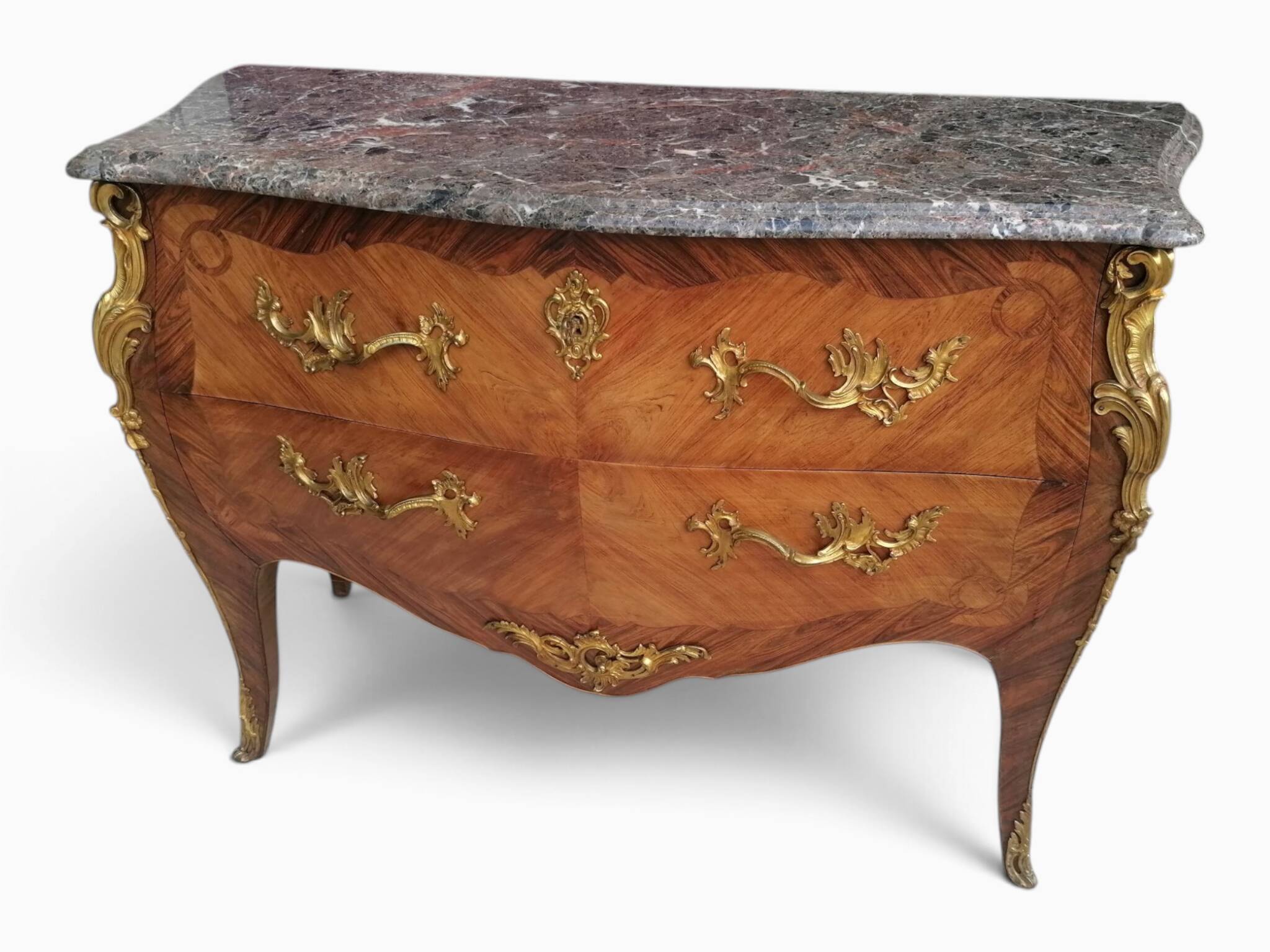 Commode en bois de plaquage, marbre et bronze - Style Louis XV.