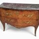 Commode en bois de plaquage, marbre et bronze - Style Louis XV.
