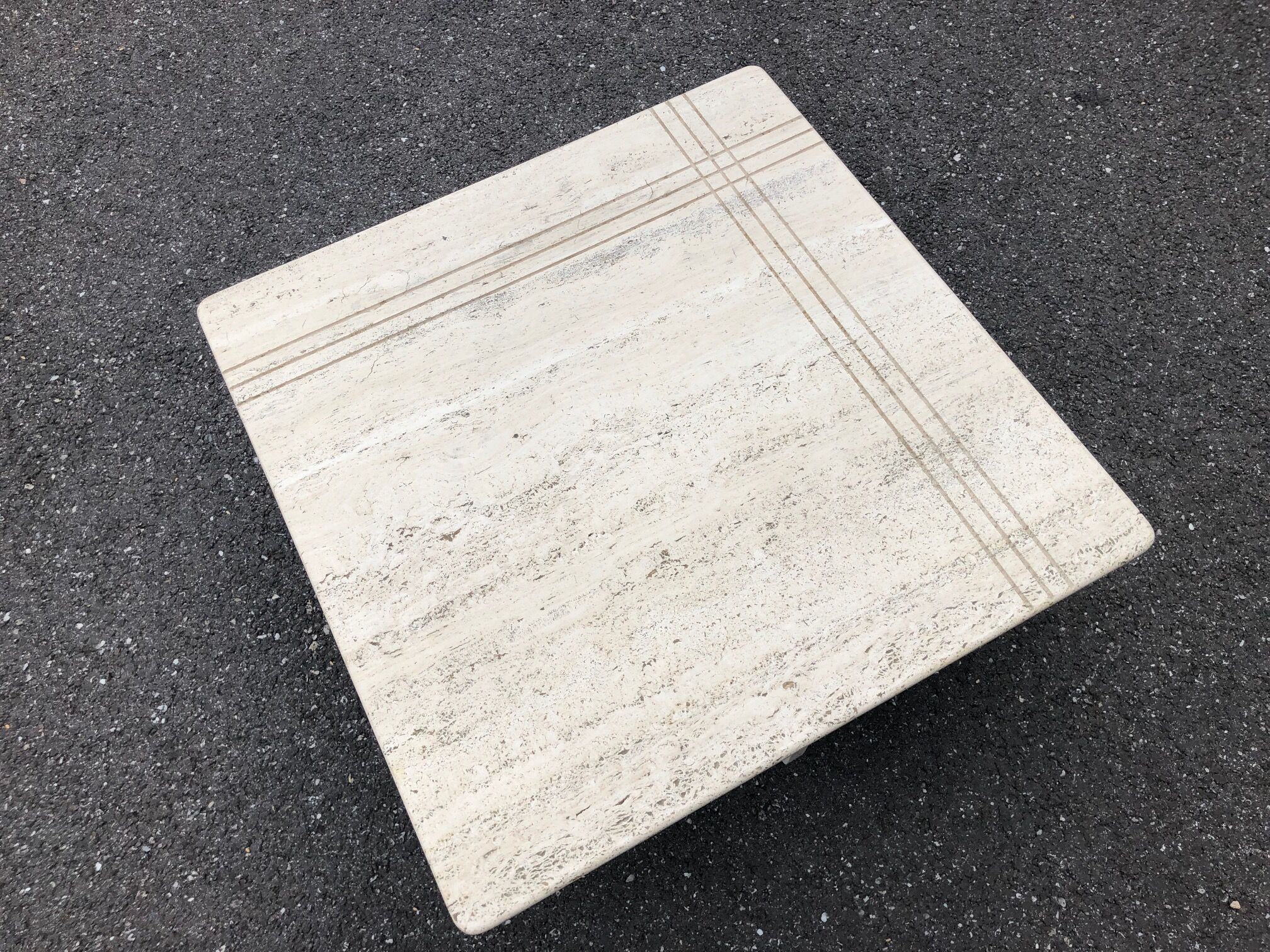 Square bass table in travertine