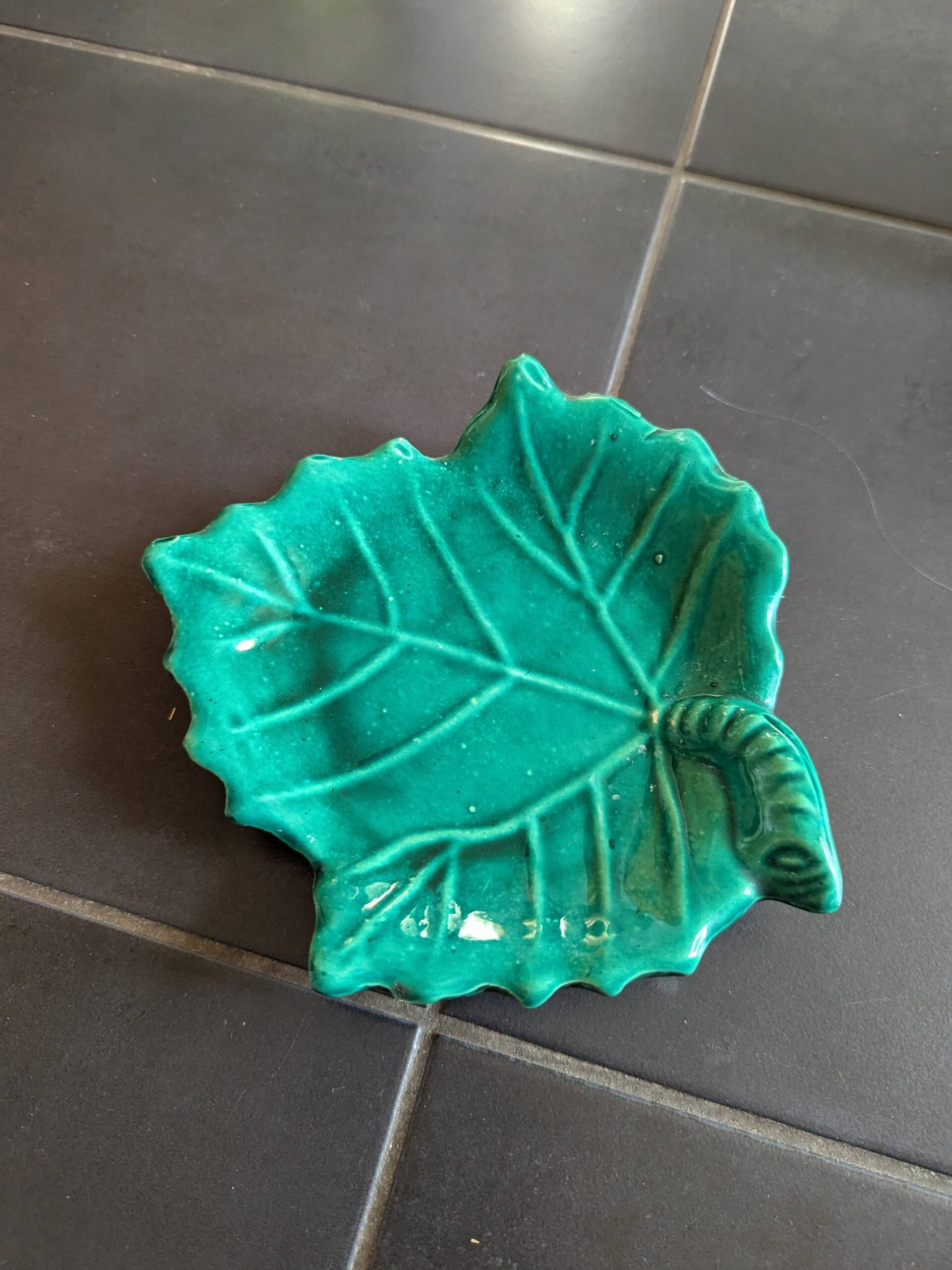 Ceramic leaf catchall
