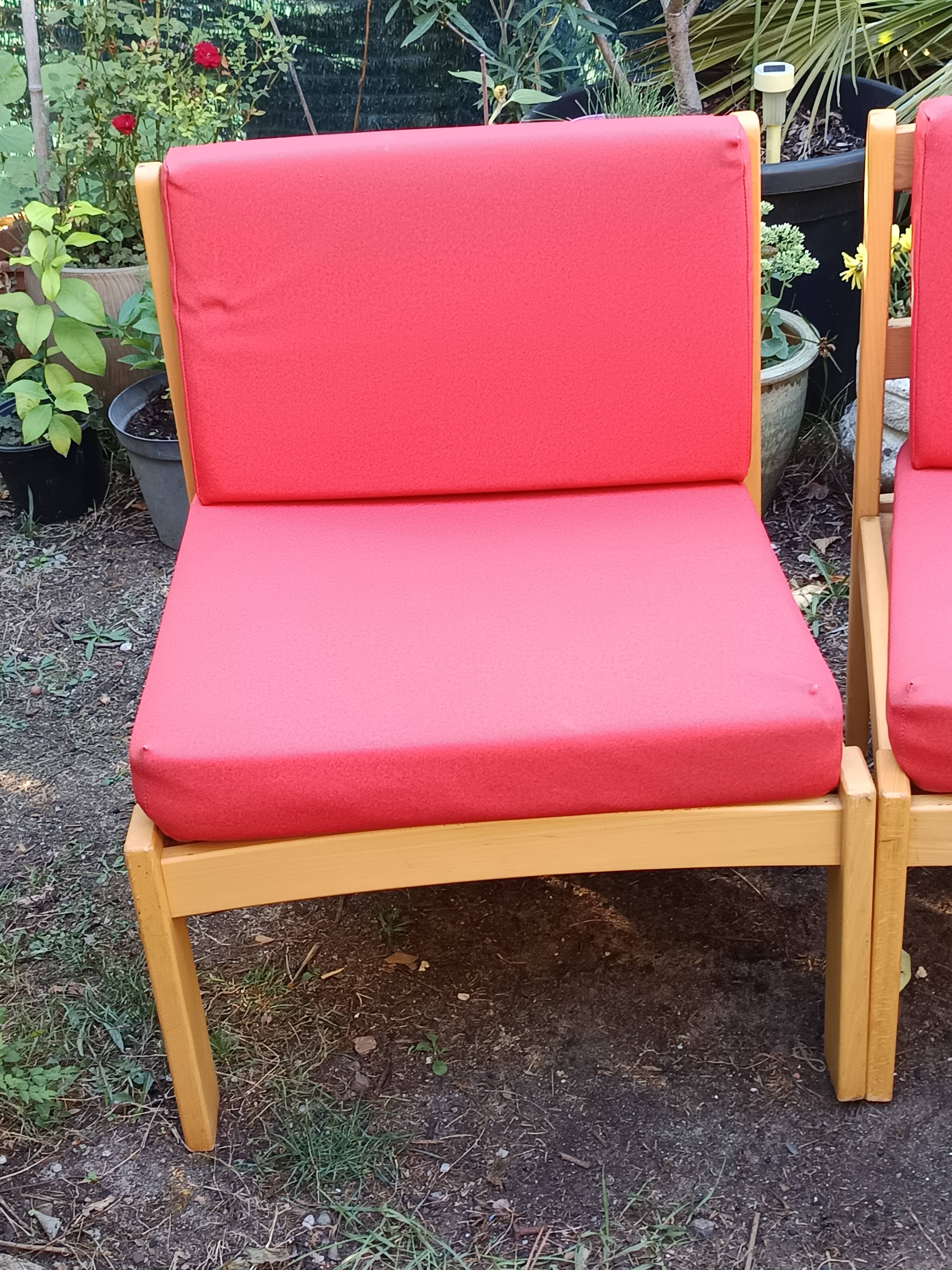 Set of 3 vintage armchairs from the 60s/70s – light wood and red faux leather.