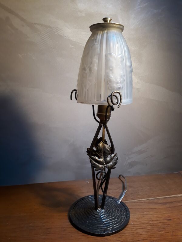 Lampe fer forgé noir avec patine or avec tulipe moulé 1920