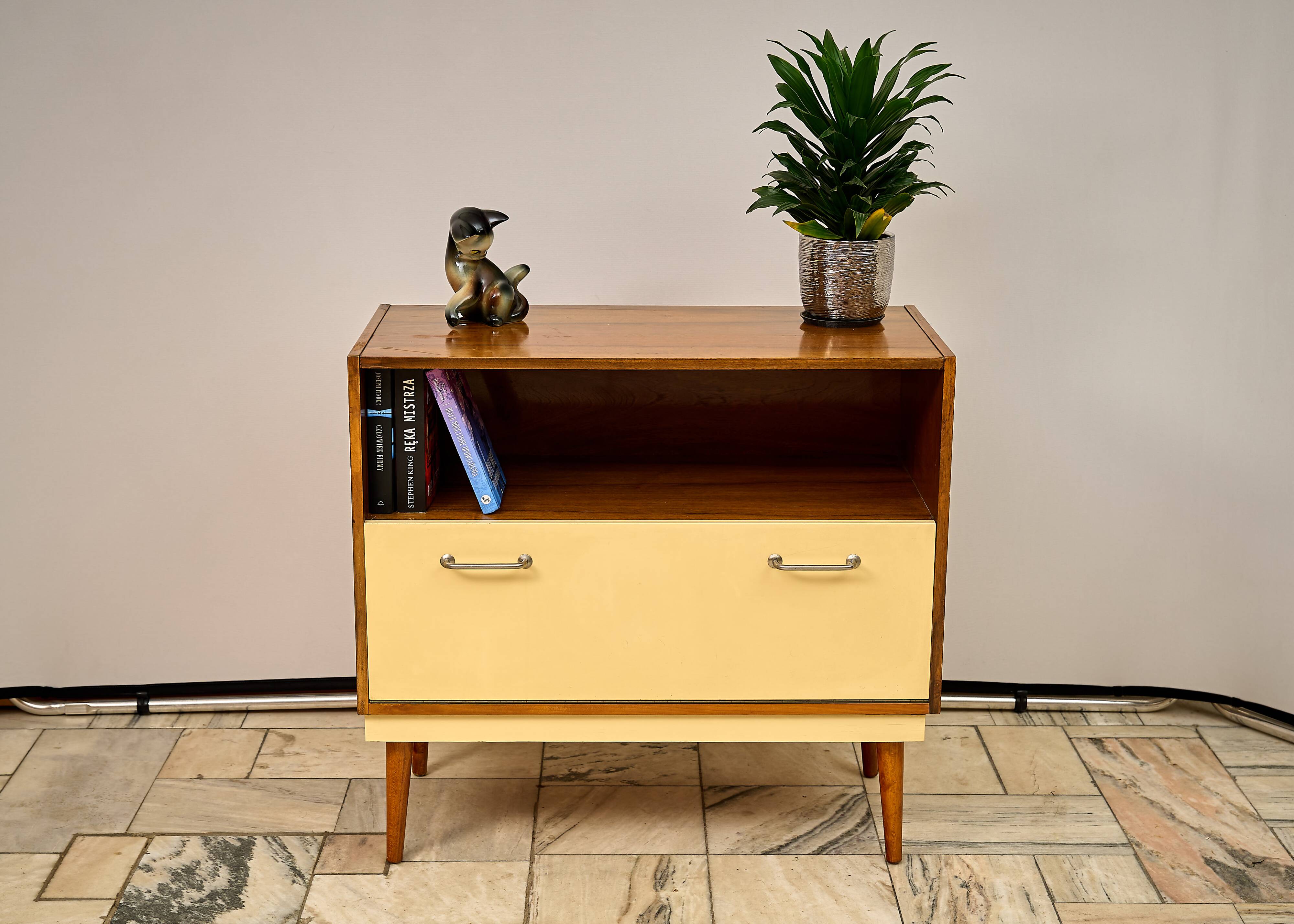 Vitrine du milieu du siècle des années 1960, Tchécoslovaquie