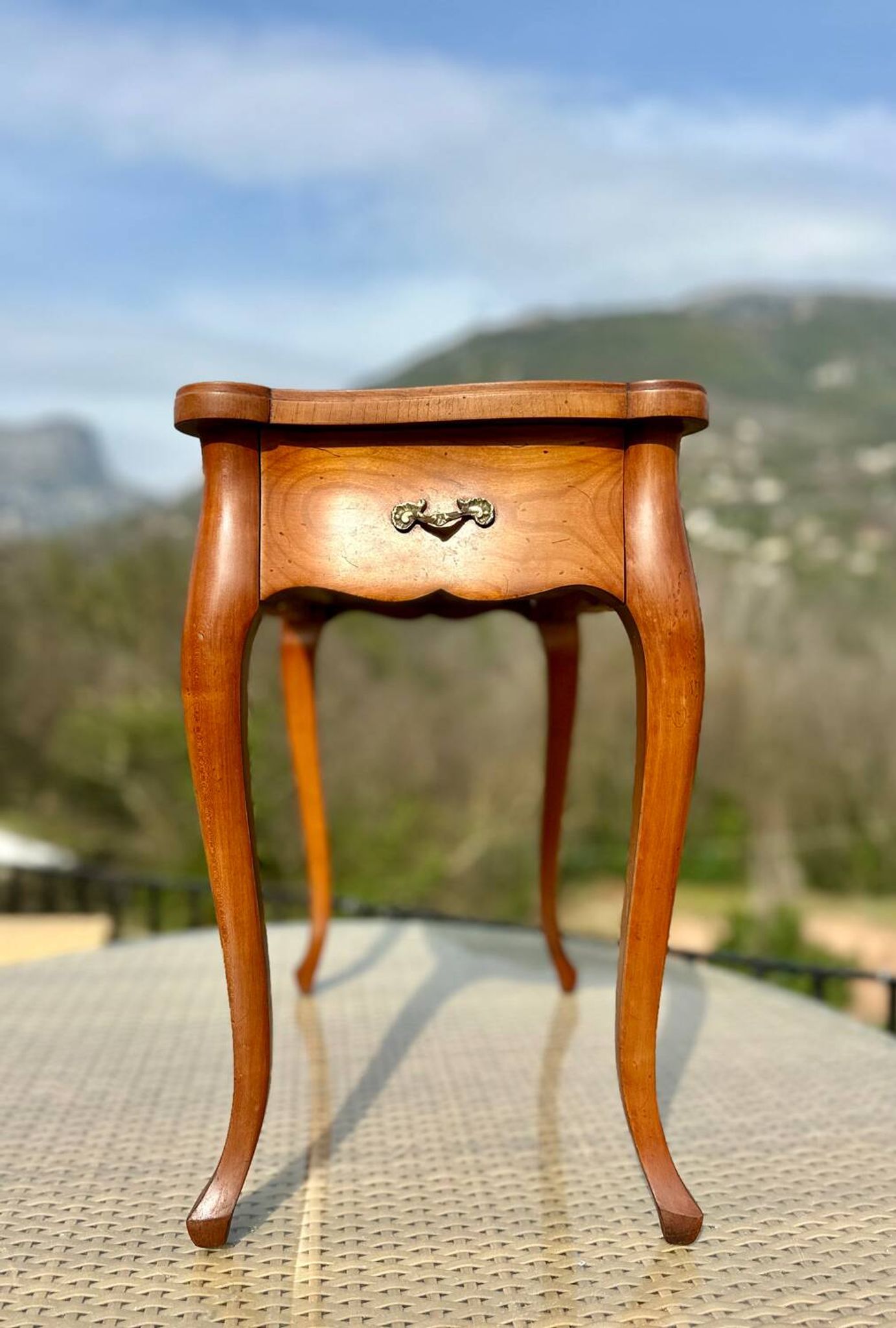 Small flying table in Louis XV style, 20th century.