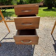 Bureau des années 50 pieds compas en hêtre blond et formica 3 tiroirs
