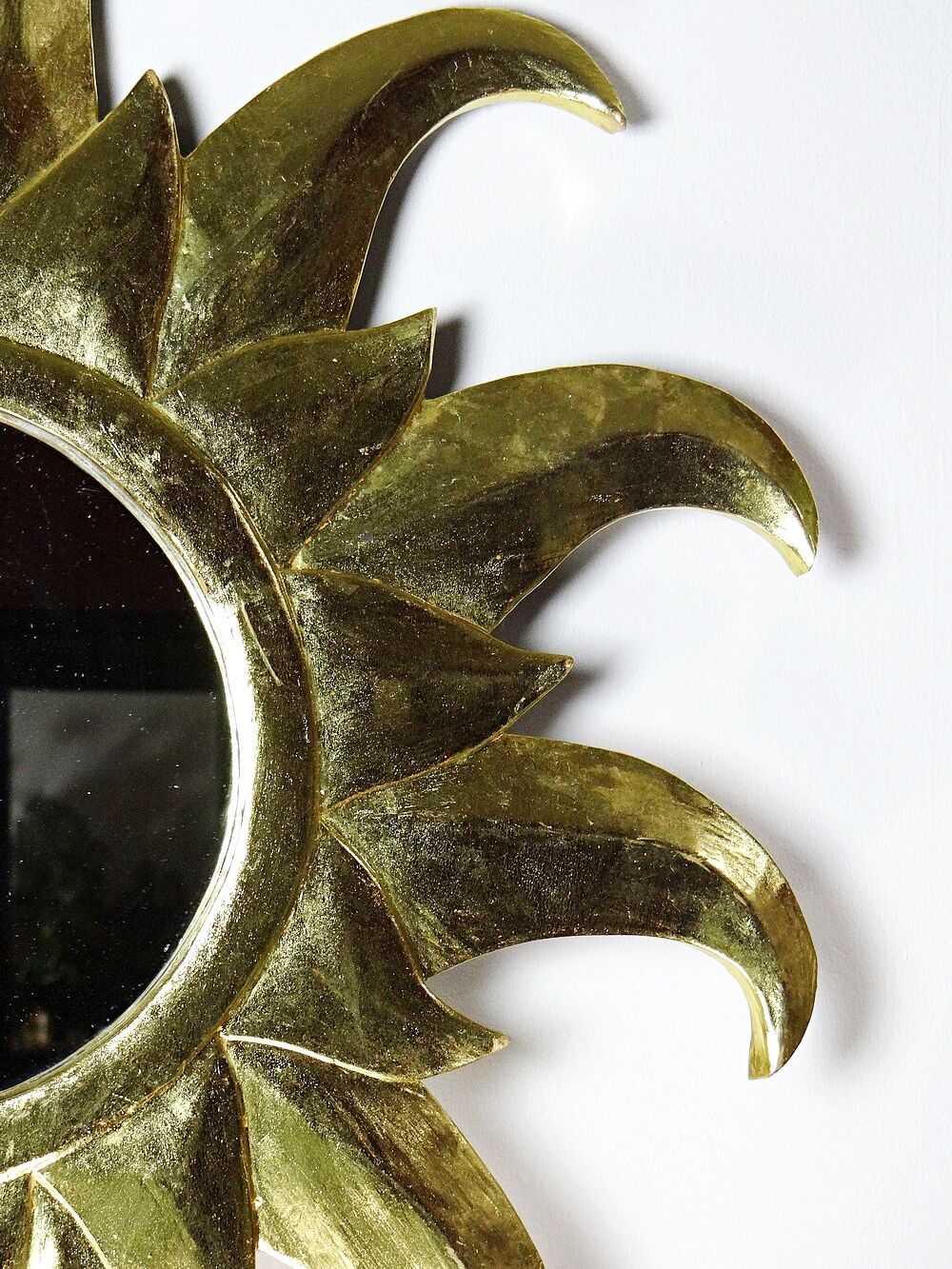 Large handcrafted sun mirror in wood and gilded stucco with gold leaf from the 1970s-80s.