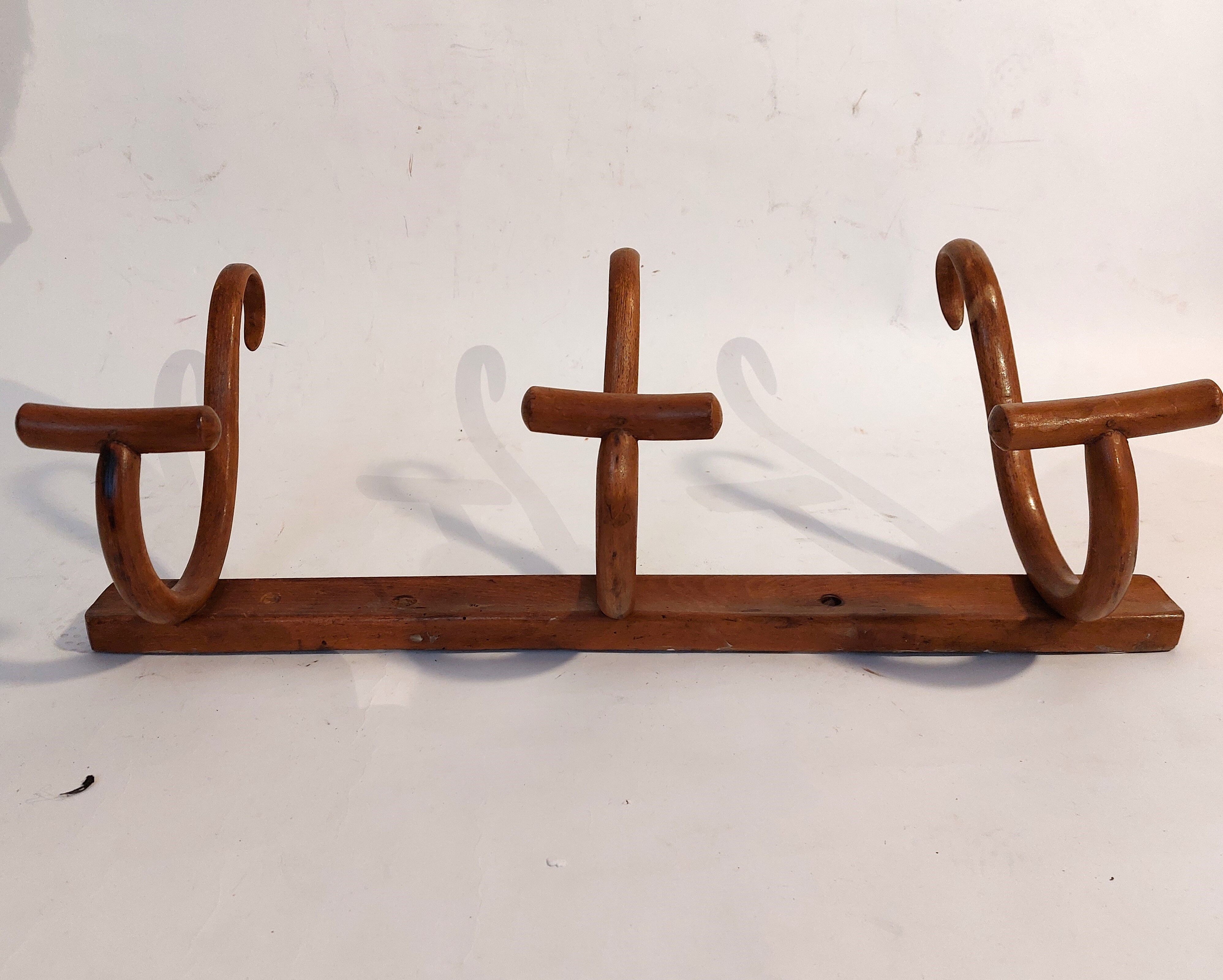 Curved wooden coat rack 3 walnut hooks Jacob & joseph Kohn 1900/1920.