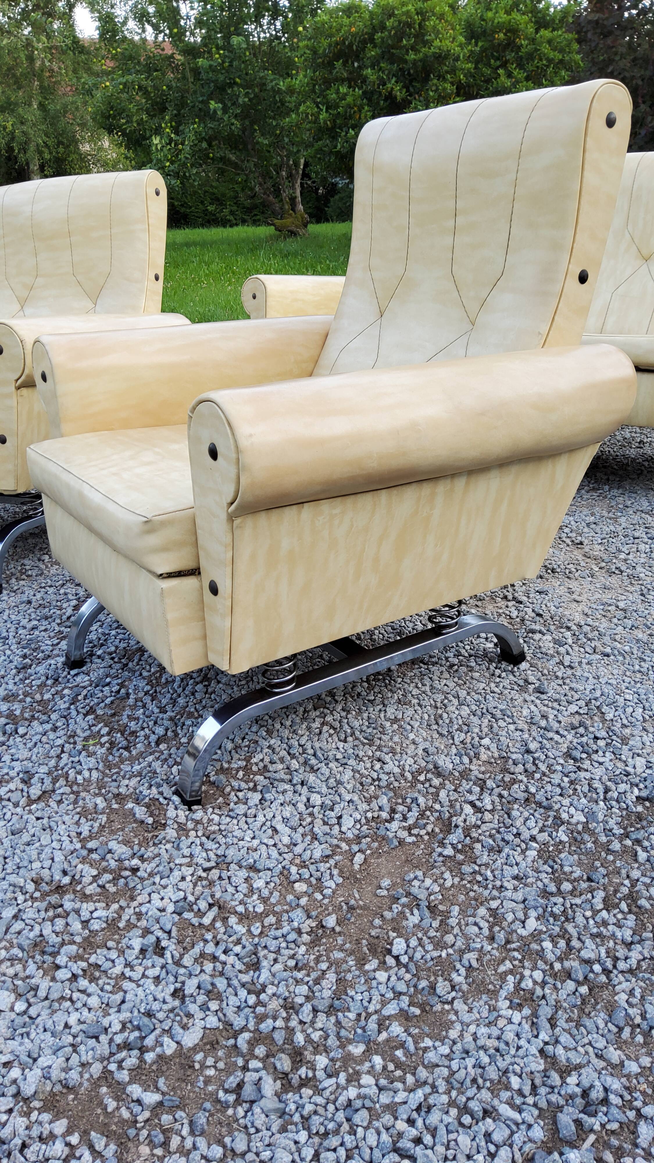 Fauteuils et canapé des années 60/70 en moleskine et piètement chromé sur ressorts