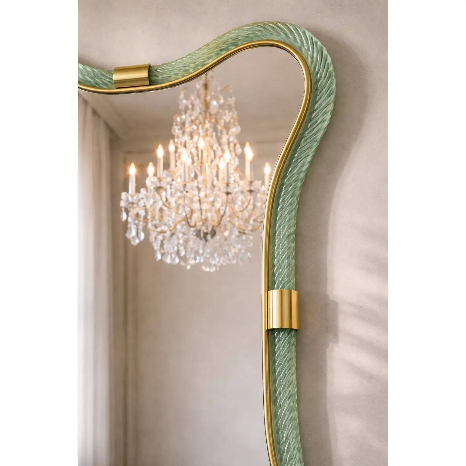 Miroir en verre de Murano vert vieilli de luxe italien avec torchon en feuille d'or.