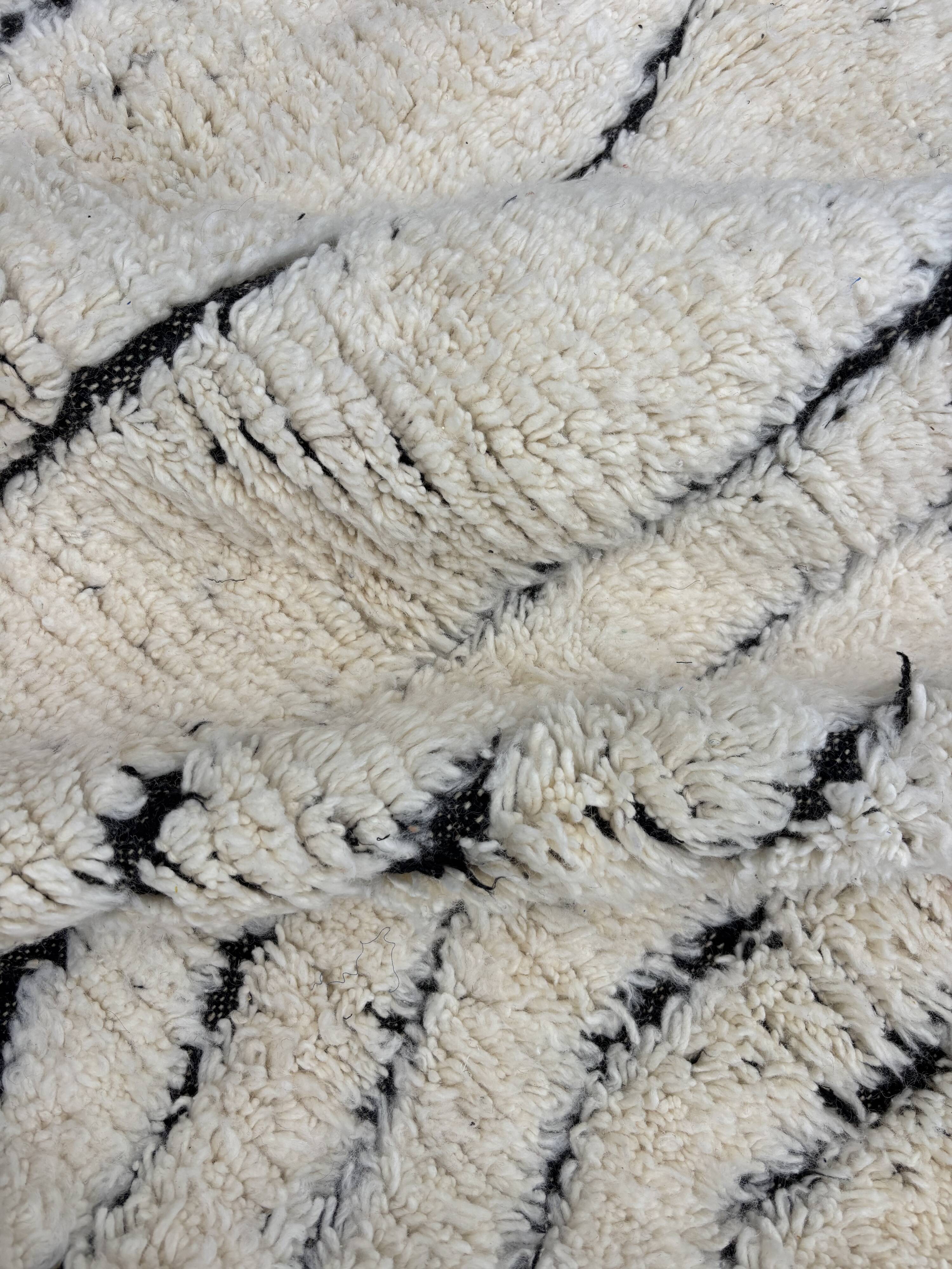 Large Beni Ouarain rug 190 × 300 cm – Graphic Berber rug in wool fa