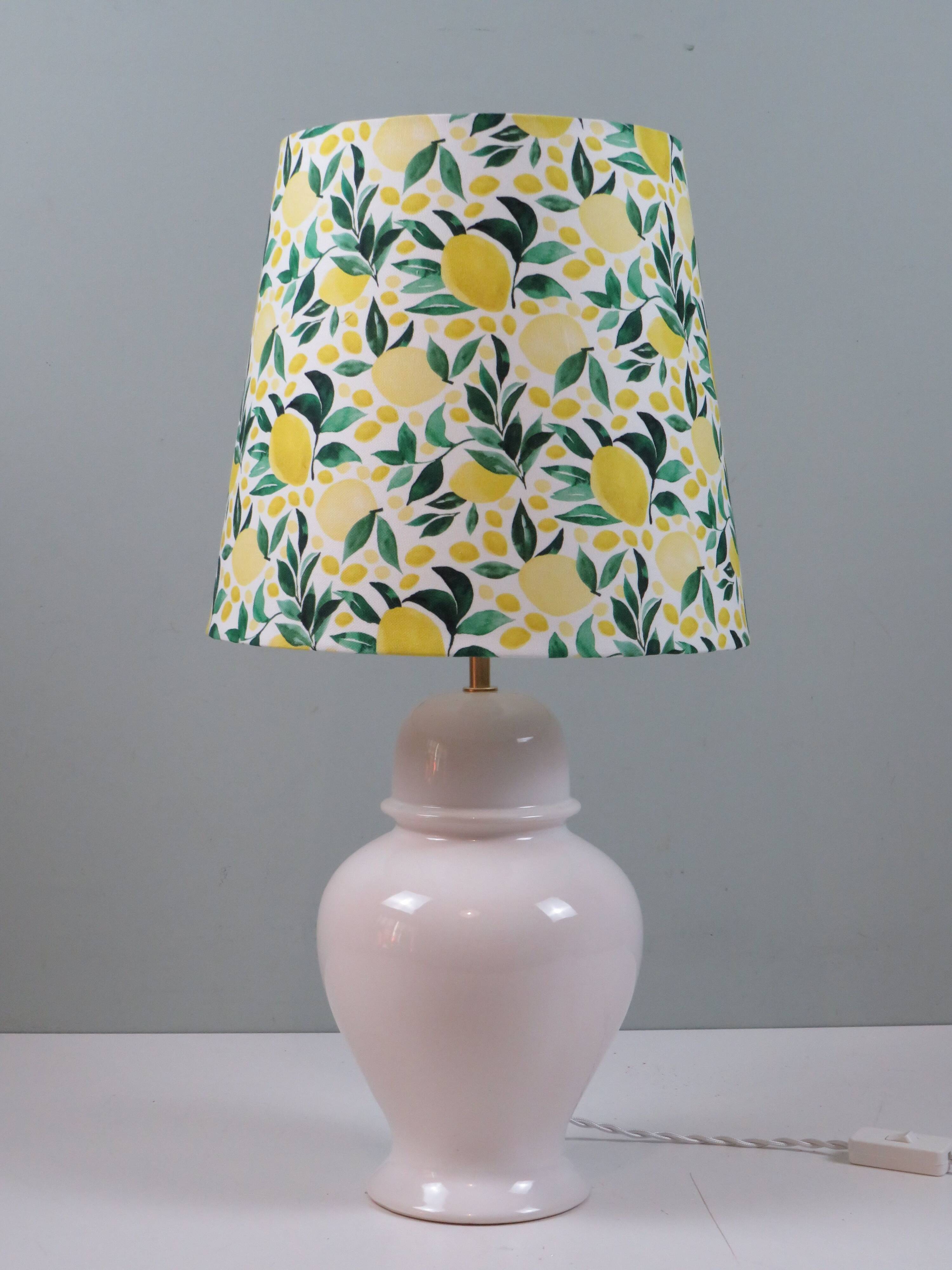 Lampe vintage en céramique blanche avec abat-jour citron, sur mesure