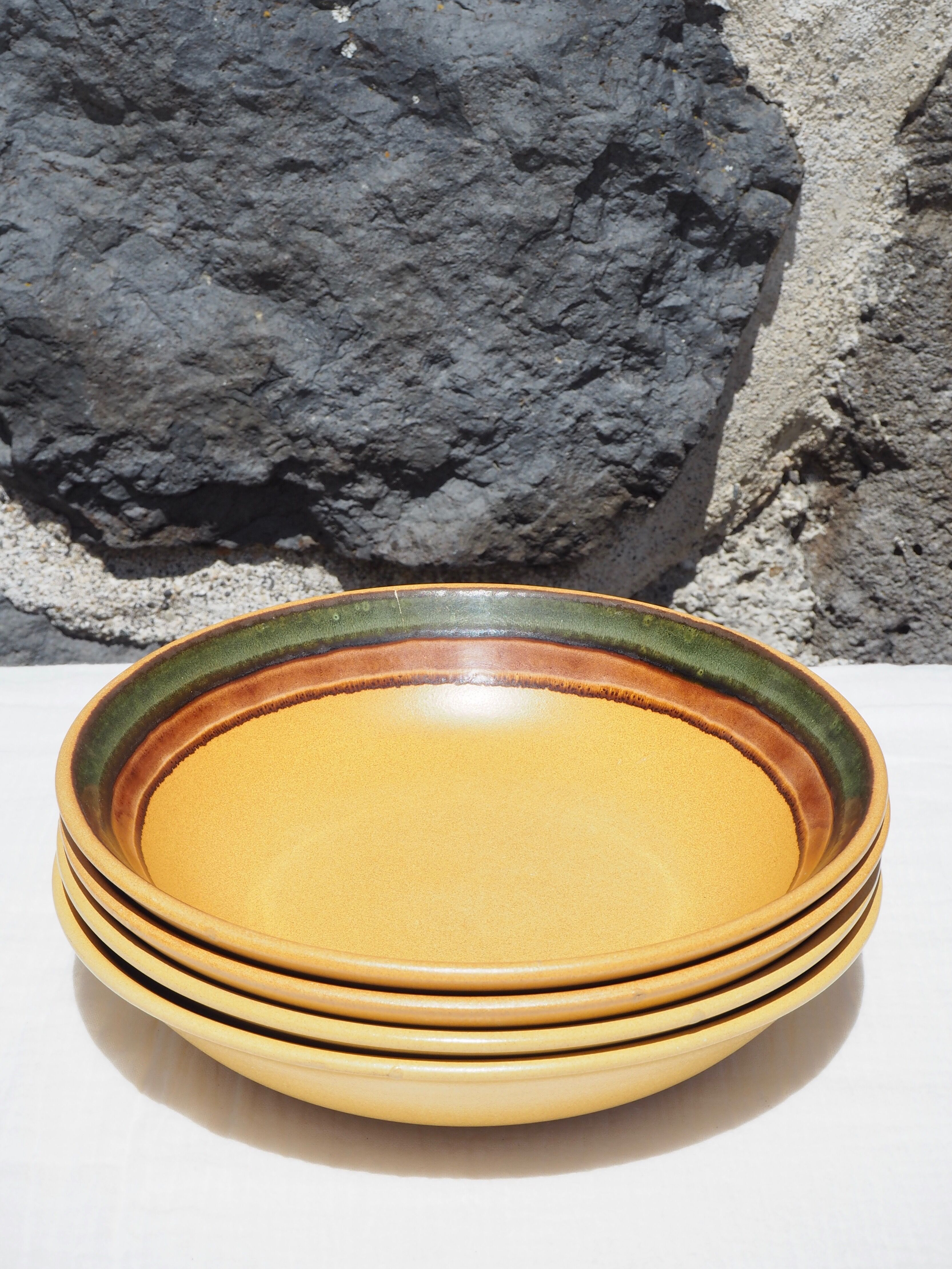 Set of 4 hollow plates
