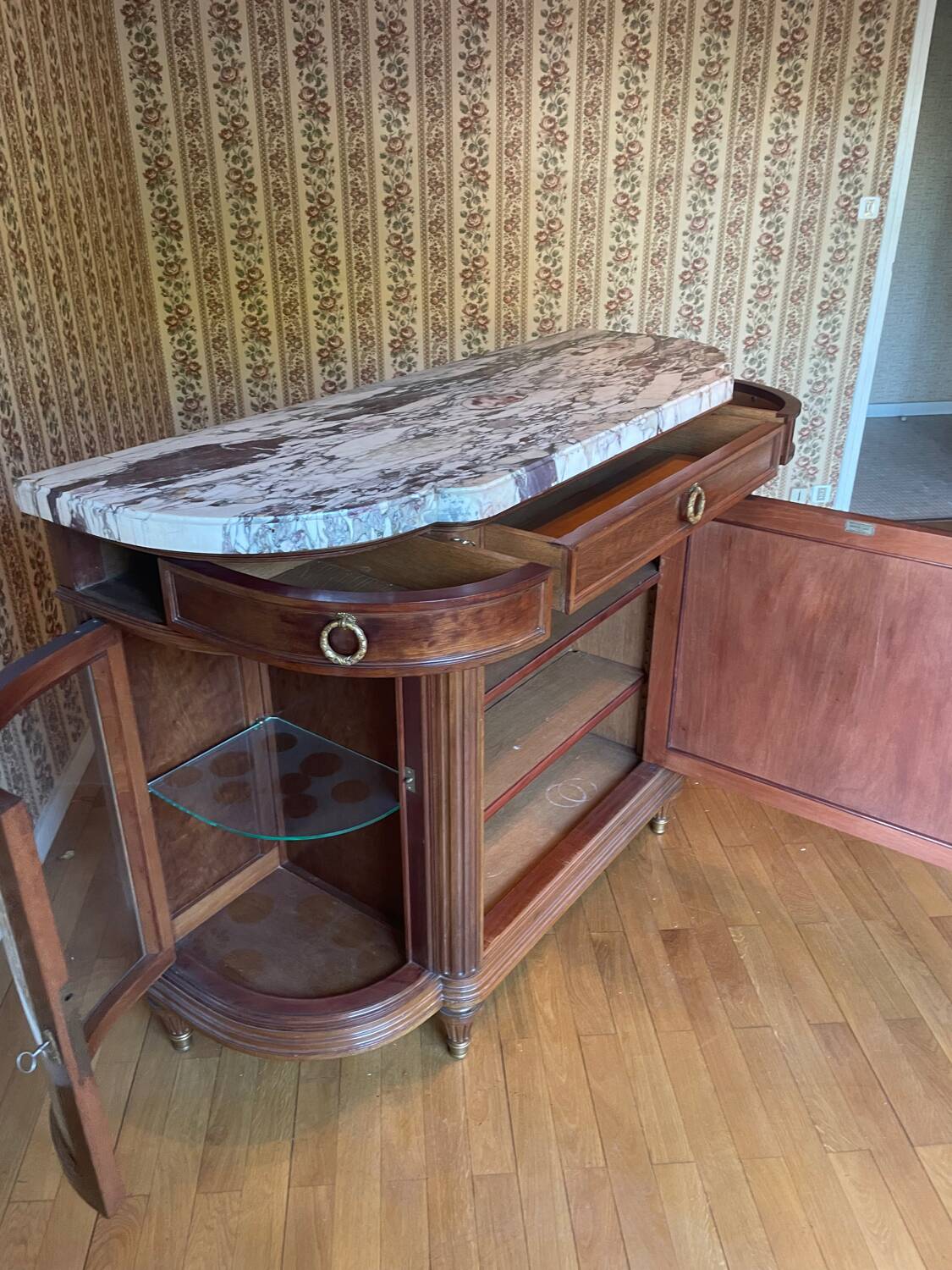 Meuble d’appui Louis XVI en bois précieux, marbre et vitrine – Haentgès Frè