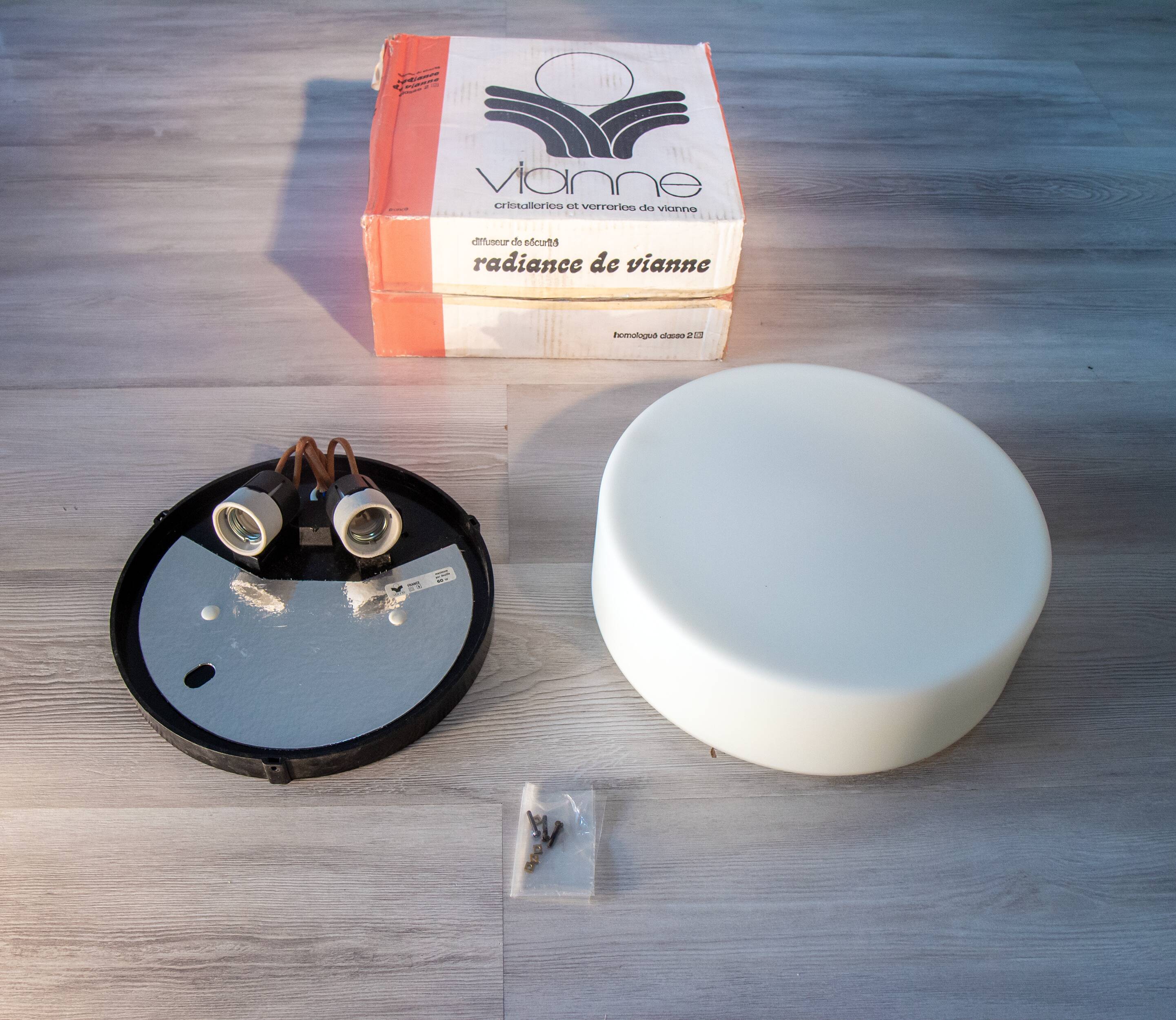 Large modernist ceiling light from the 60s, Vianne glassware, new.