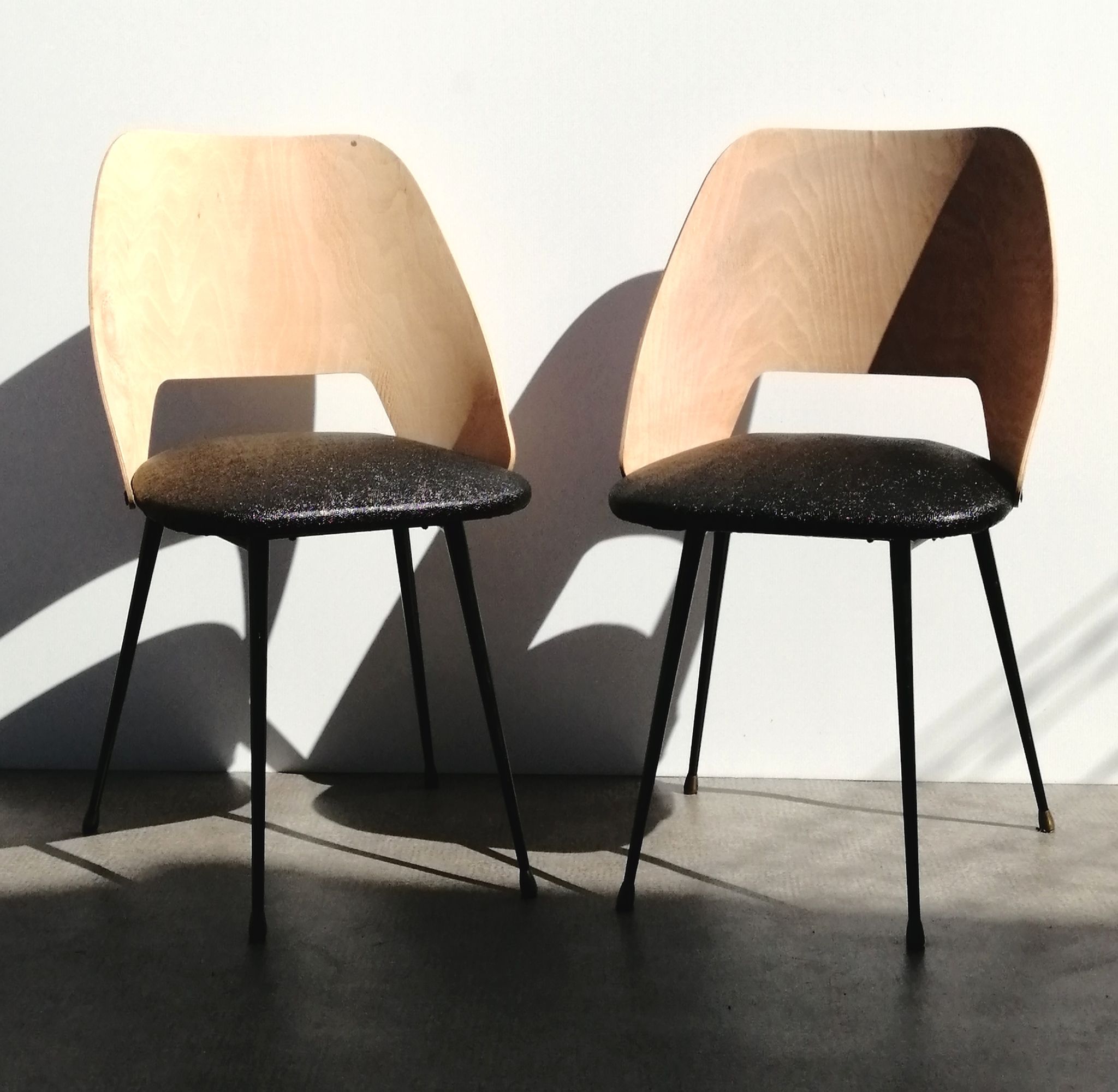 Paire de chaises tonneau bois et skai vintage 1960