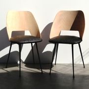 Paire de chaises tonneau bois et skai vintage 1960
