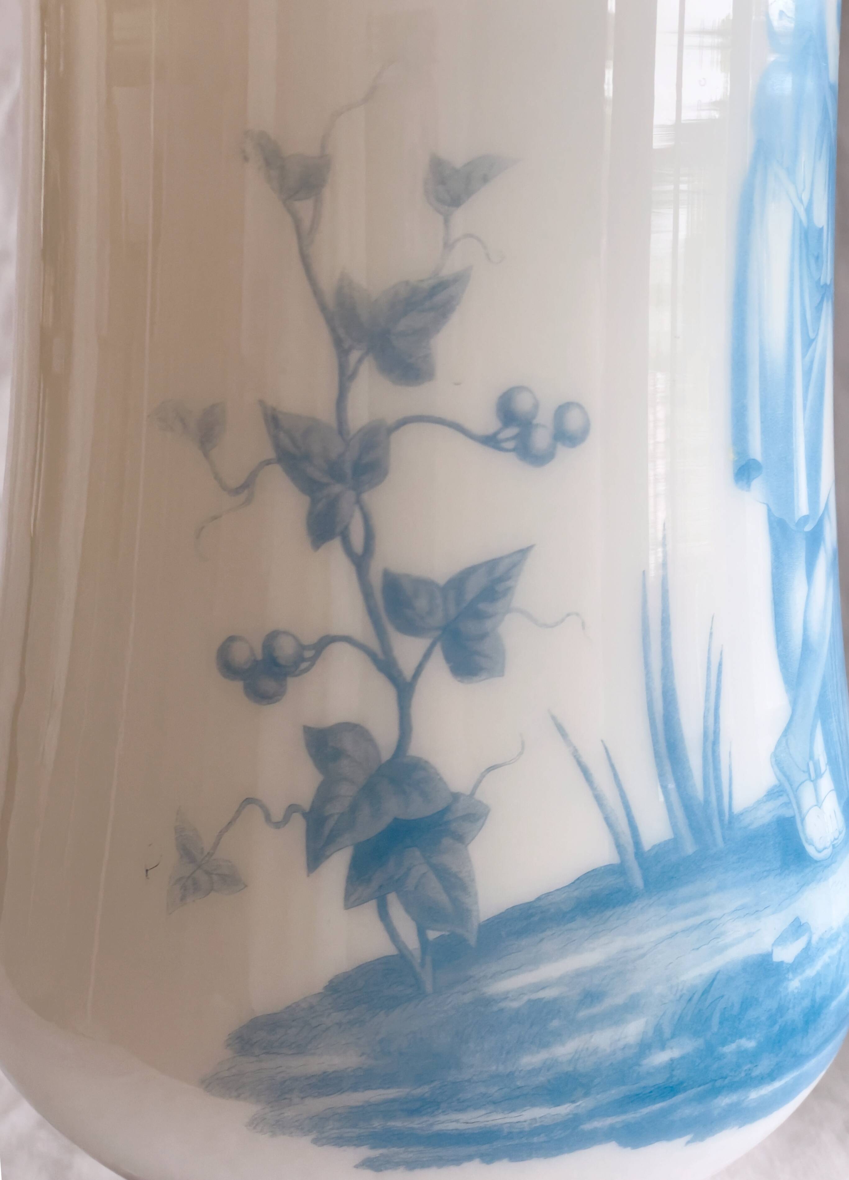 Grand Vase Opaline 19ème Siècle décor à l'antique