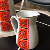Cafetière orange et 4 tasses et pot à lait motif fleurs