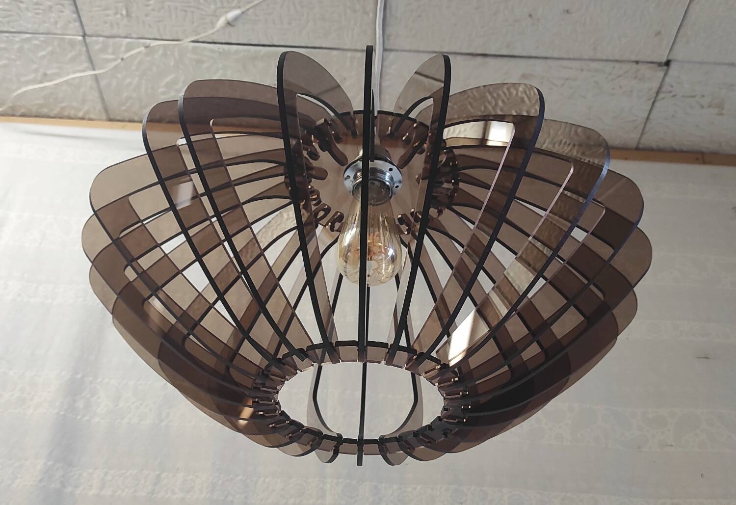 Suspension design en plexiglass fumé style scandinave