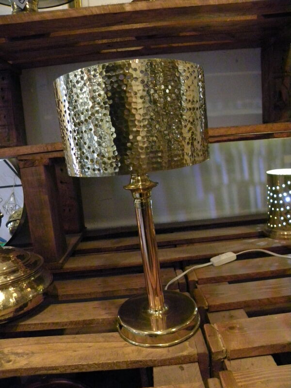 lampe à poser ajourée en cuivre martelé lampe de table métale