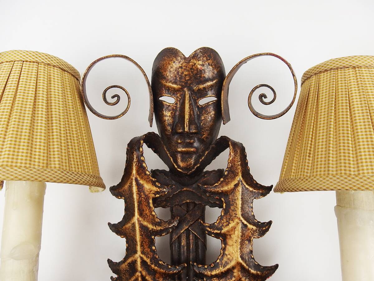 Paire d'appliques en fer forgé "masques vénitiens"