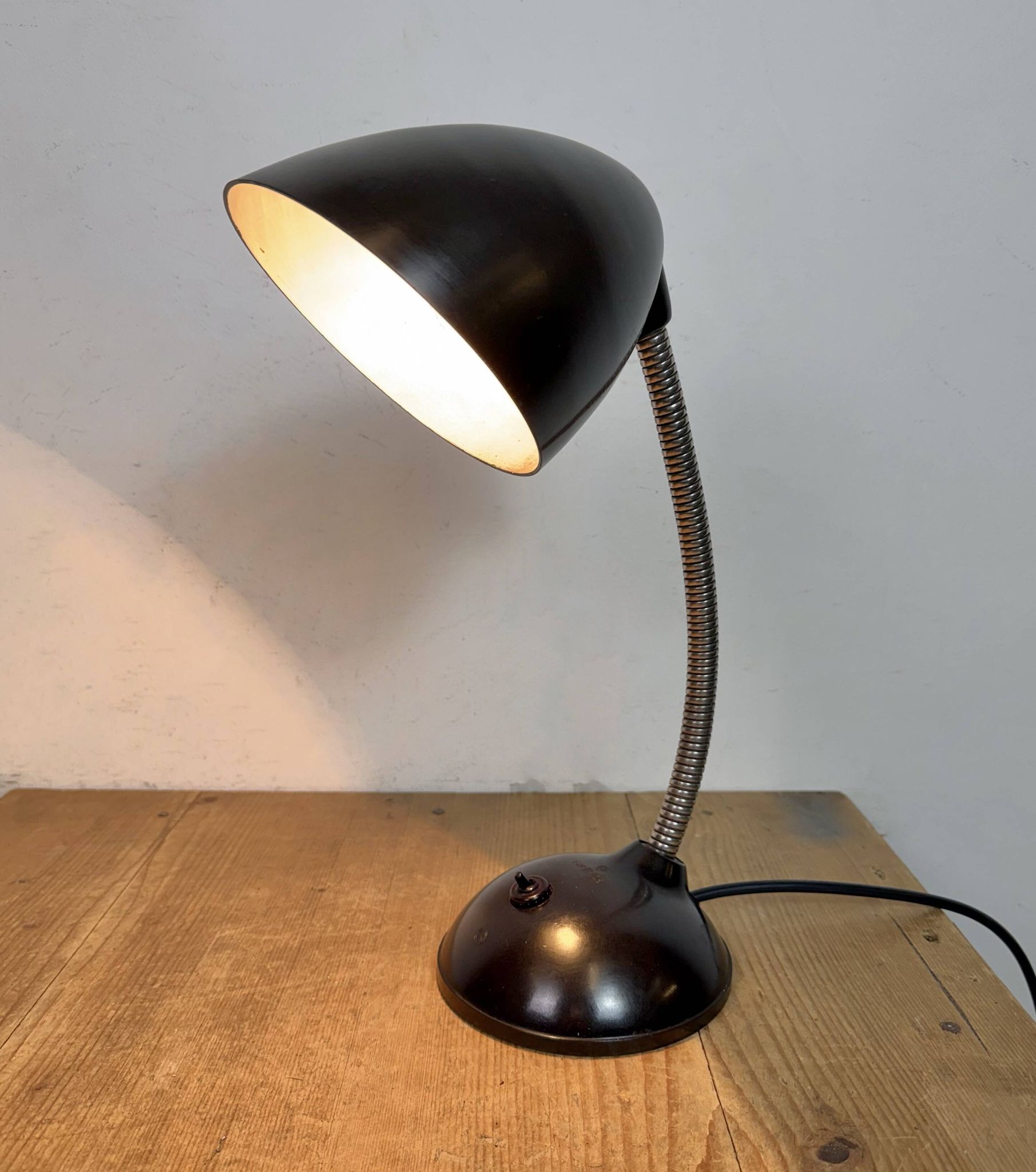 Lampe de table vintage en bakélite marron à col de cygne, années 1950