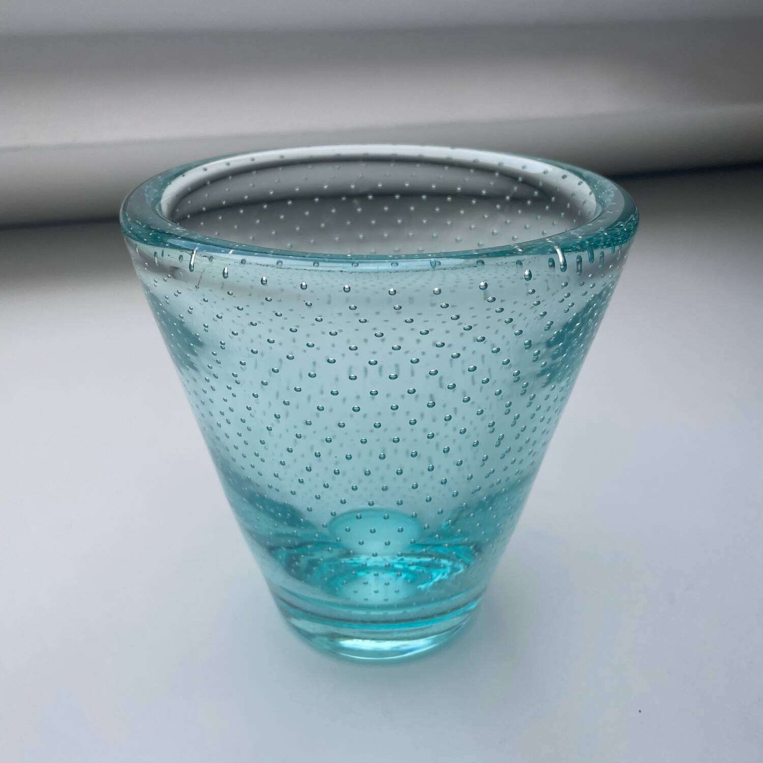 Vase controlled bubbles glass