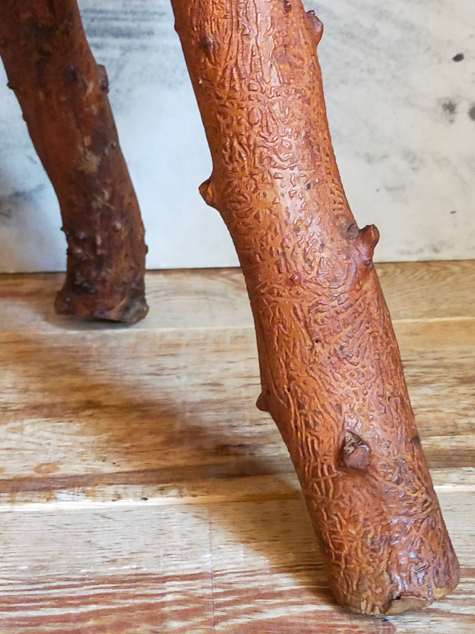 Table bout de canapé brutaliste en bois massif