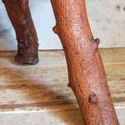 Table bout de canapé brutaliste en bois massif