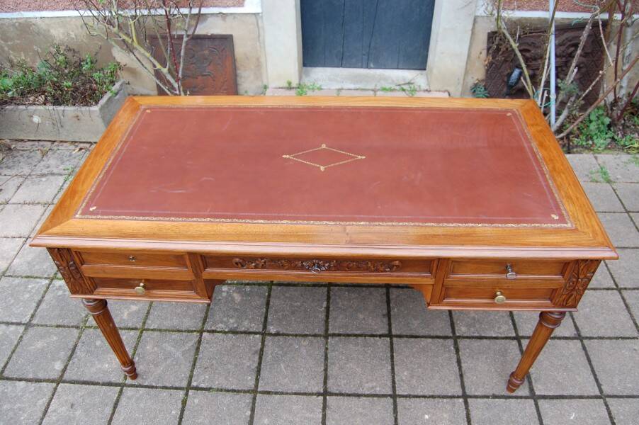 Napoleon III desk in Louis XVI style made of walnut from the late 19th century.