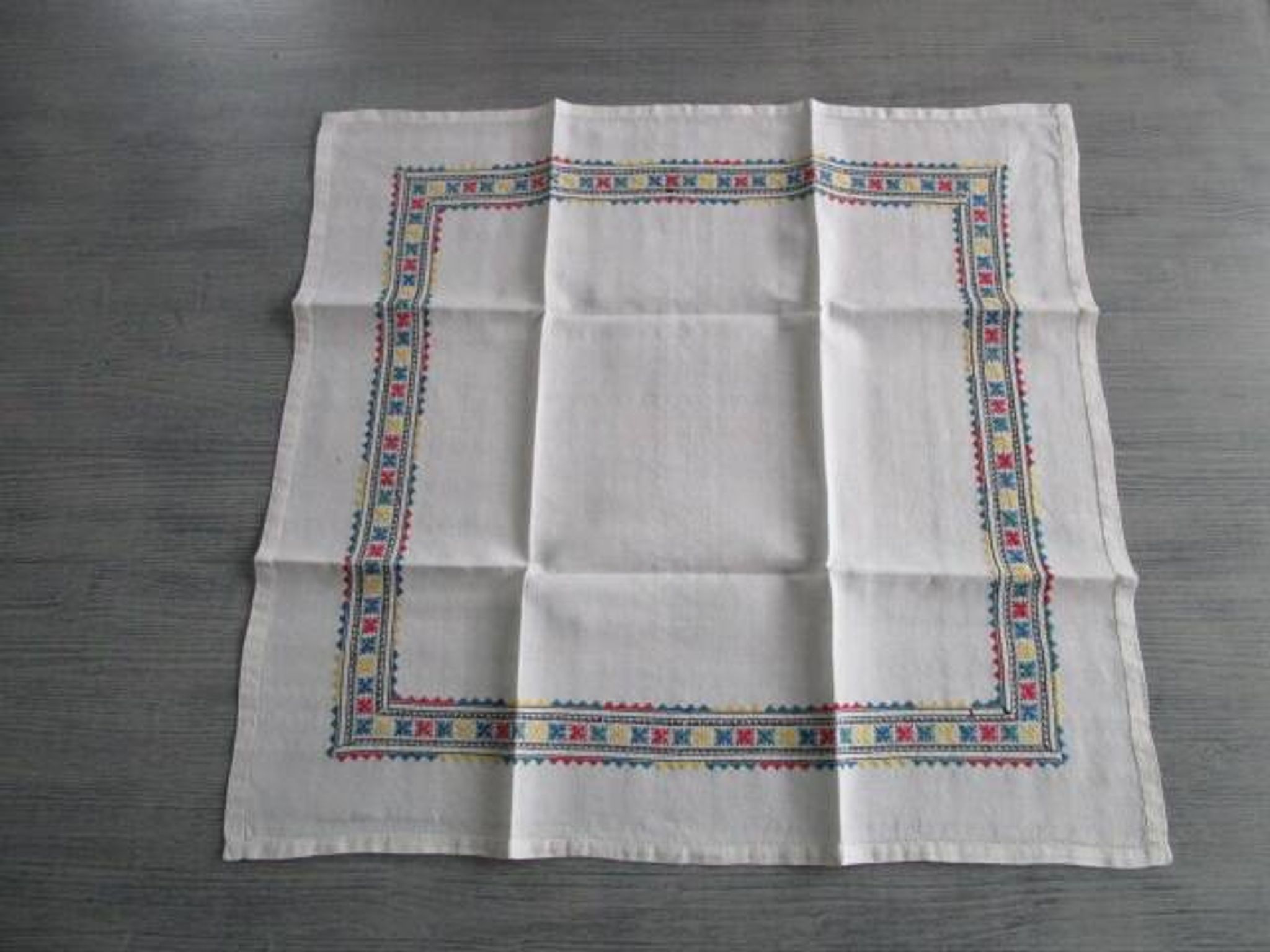 Petite nappe a thé ancienne brodée 60x60cm+6 serviettes assorties