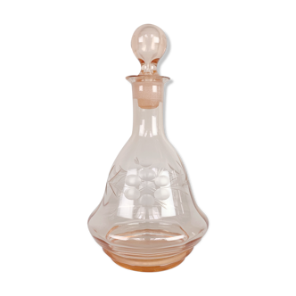 Carafe en verre taillée à la rosaline bohème des années 1950