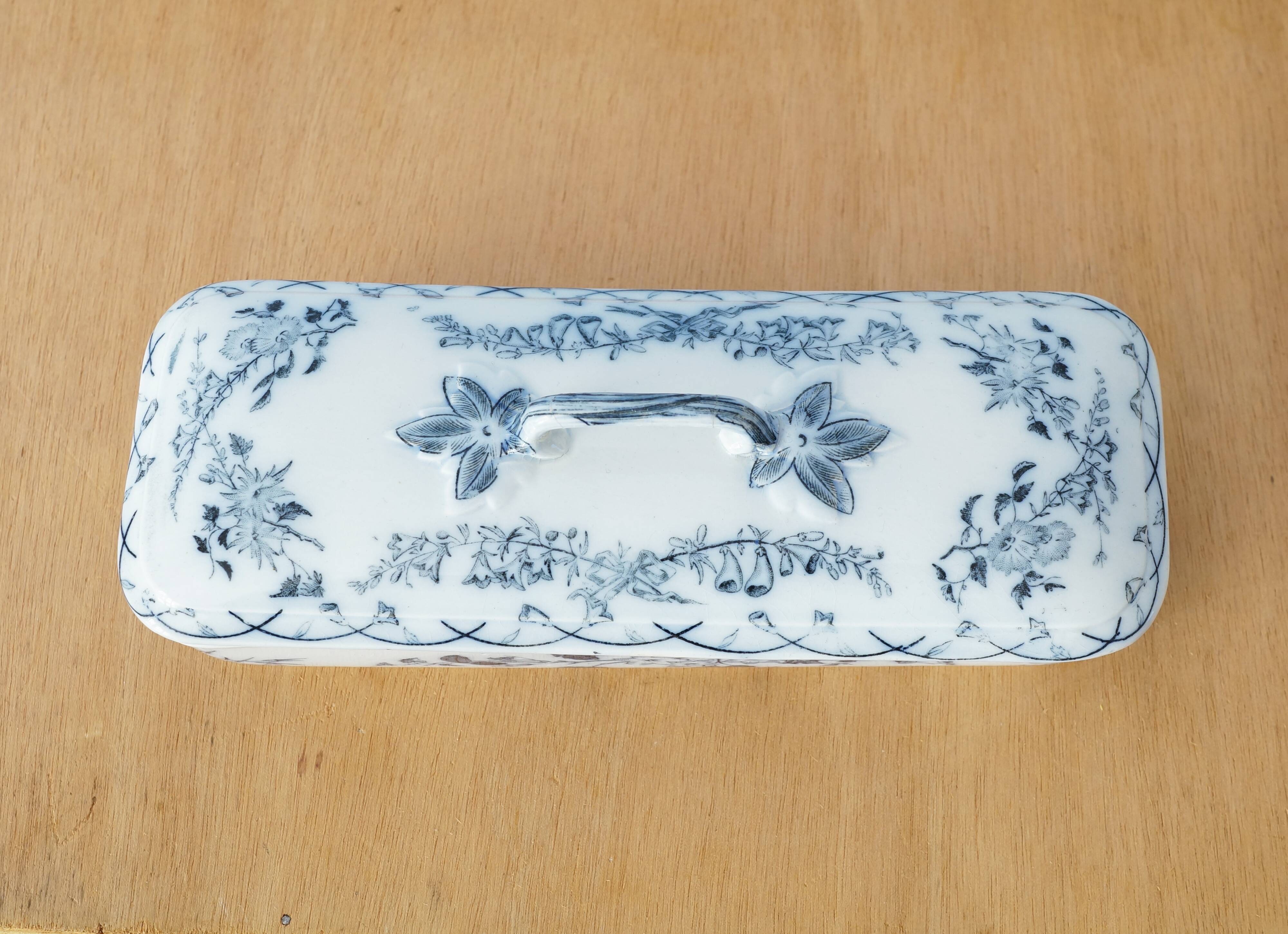 Comb holder or old Sarreguemines pen holder in earthenware, Bertha model