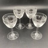 Aperitif glasses with rounded chiseled patterns