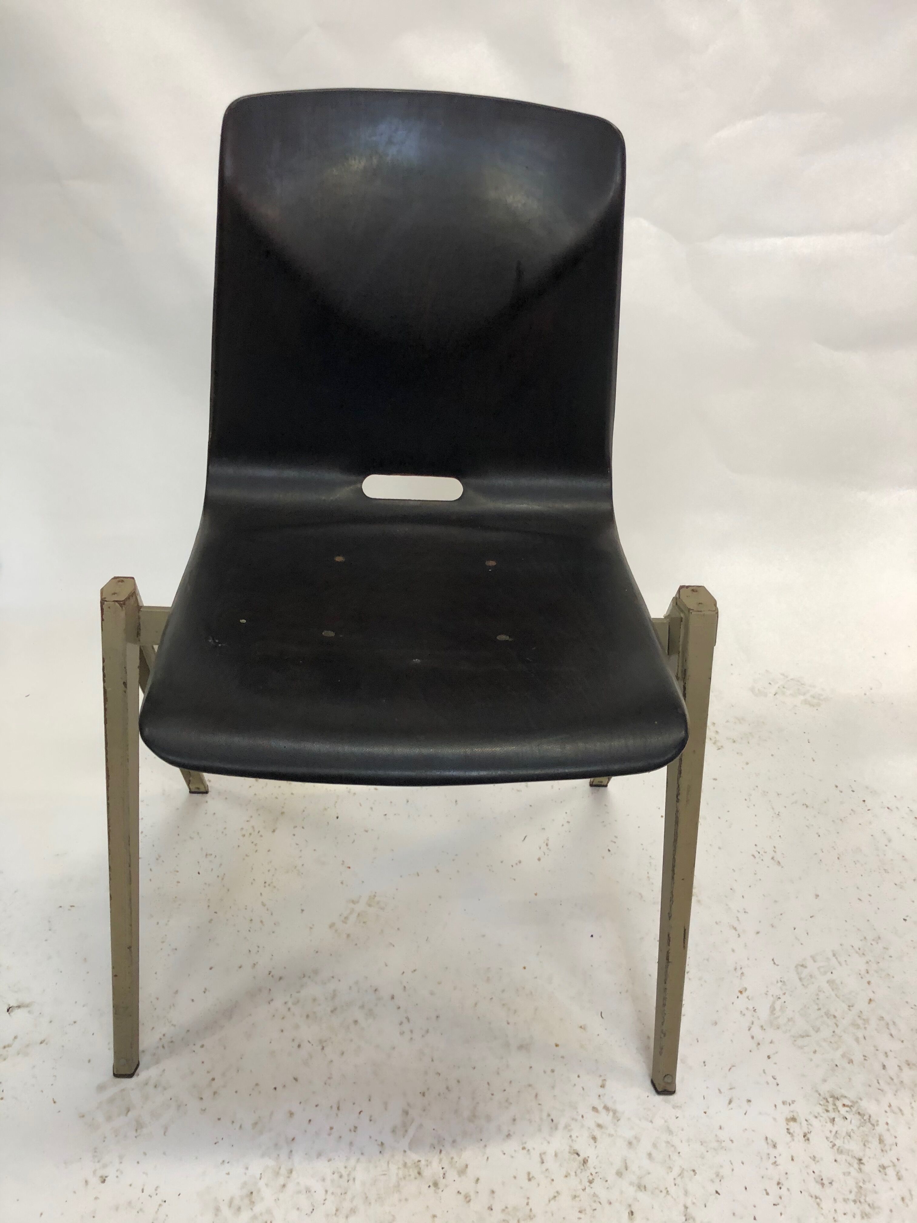 Pagholz Galvanitas S22 stackable school chairs